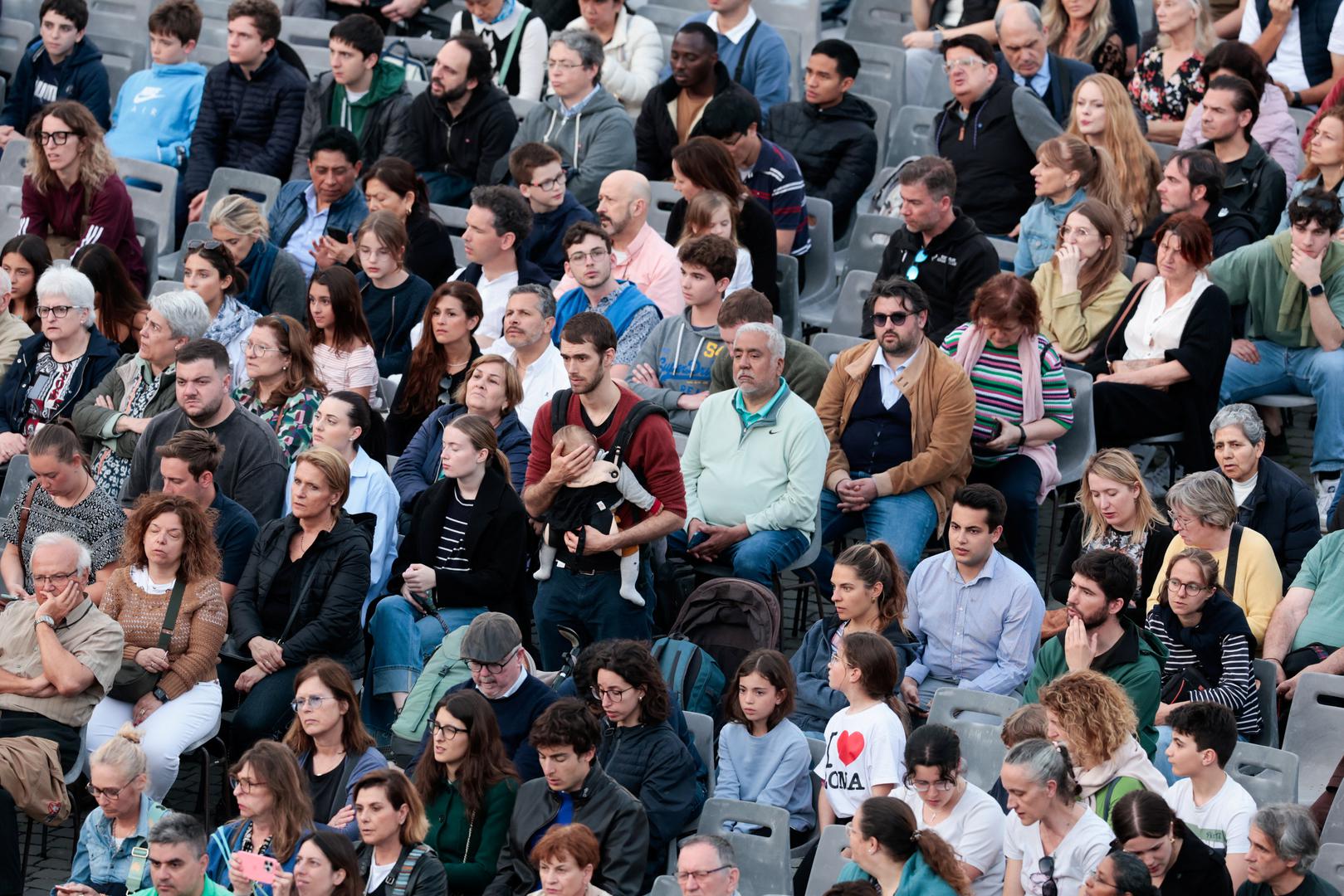 Faithful attend a rosary for Pope Francis, following the death of the pontiff, in St. Peter's square, at the Vatican, April 21, 2025. REUTERS/Remo Casilli Photo: REMO CASILLI/REUTERS