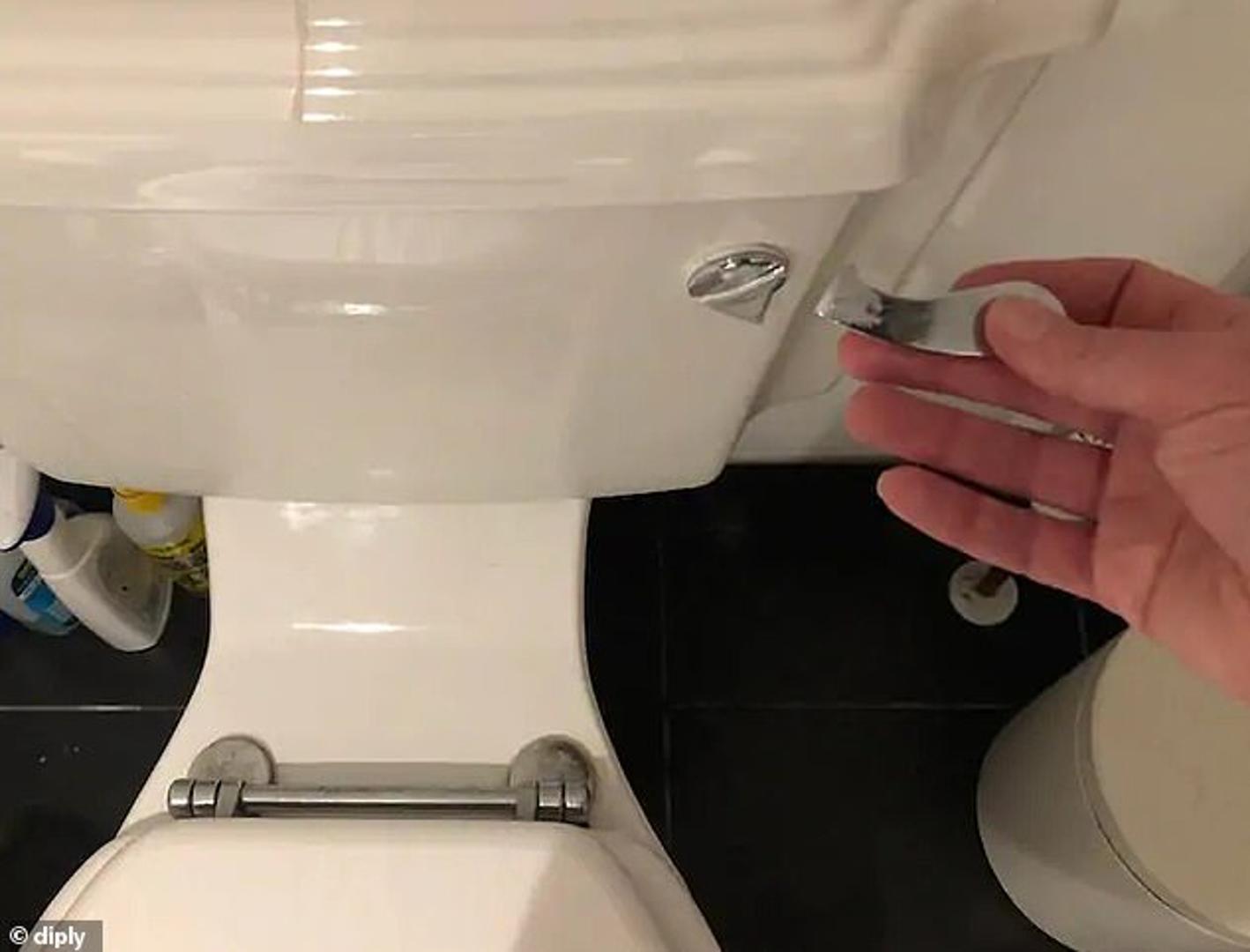 Jedna je žena objavila fotografiju uz opis da je ostala posramljena nakon što je pukla ručica na kotliću nakon što je obavila nuždu. 