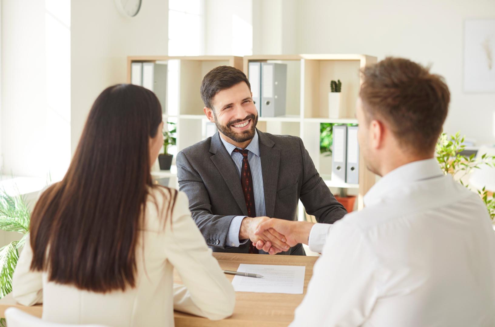 Neki ljudi prirodno znaju kada treba šutjeti, kada pružiti podršku, a kada izgovoriti pravu riječ u pravom trenutku. Astrologija već dugo tvrdi da su pojedini horoskopski znakovi posebno nadareni upravo za takvu vrstu emocionalne dubine. Oni često snažno osjećaju, dobro čitaju druge i rijetko ostaju ravnodušni na tuđe raspoloženje. 