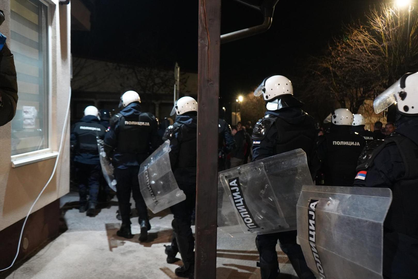 Najviše sukoba bilo je u Boru, na istoku Srbije, te u u Bajinoj Bašti na zapadu, i u vojvođanskom gradu Kula, gdje je uoči zatvaranja birališta kordon policije razdvajao pristaše SNS-a s jedne i oporbe i studenata s druge strane.