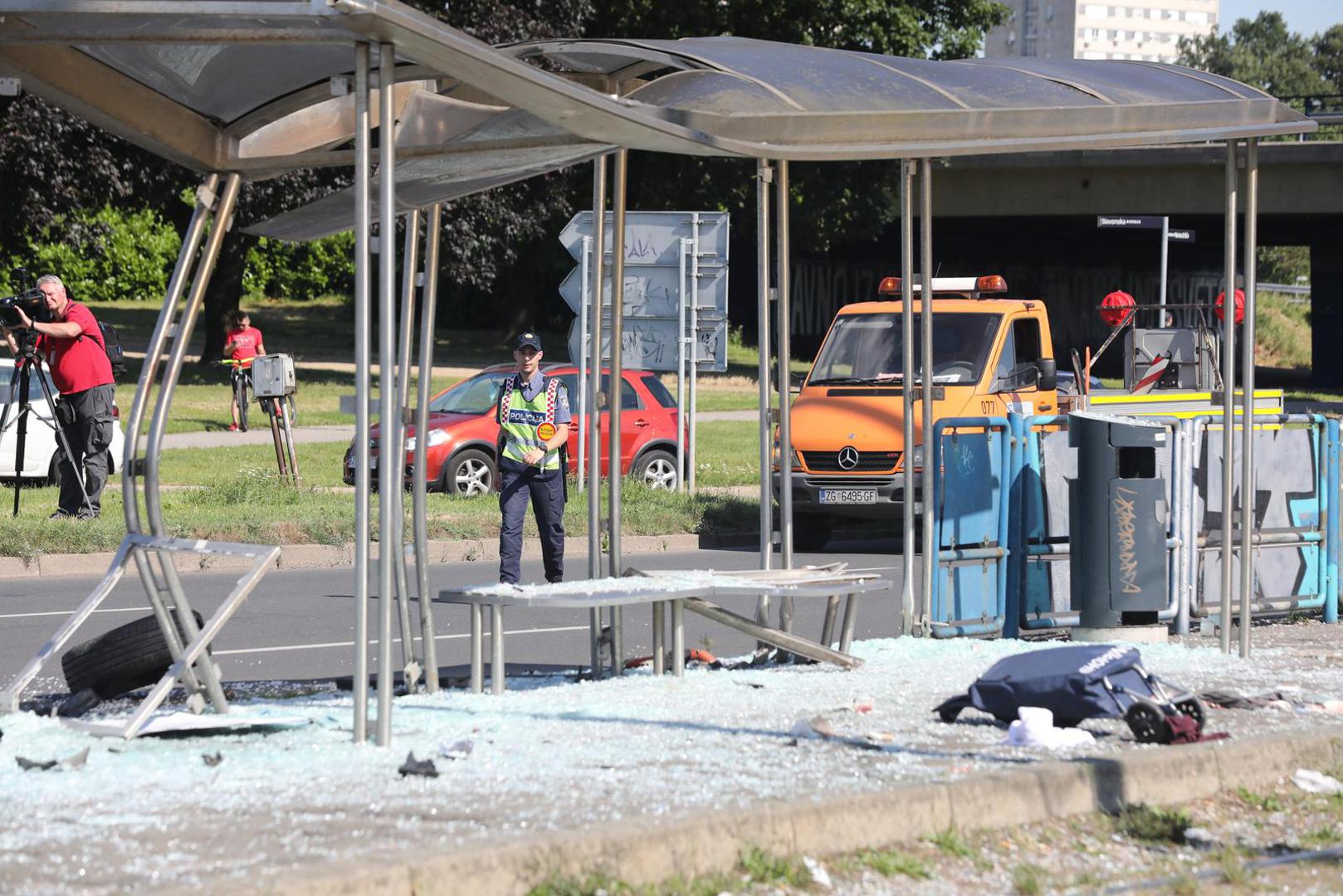 11.06.2022.,Zagreb - Vise ljudi ozlijedjno je u teskoj nesreci na Aveniji Marina Drzica .Vozac je automobilom pokupio tramvajsku stanicu na kojoj je bilo pjesaka Photo: Emica Elvedji/PIXSELL