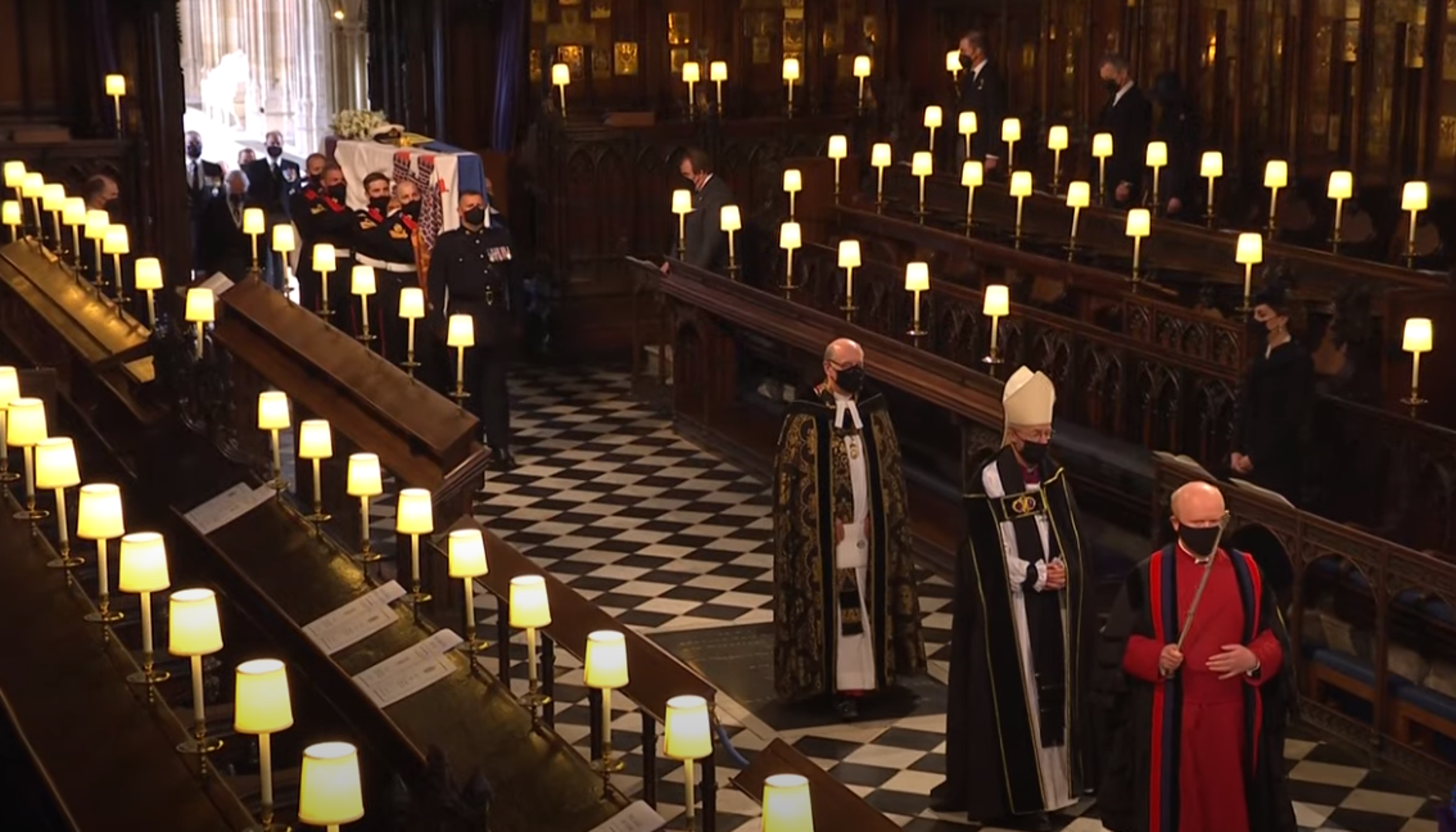 Za vrijeme ceremonije, braća su sjedili u klupama jedan preko puta drugog. Odnosno, William je sjedio sa suprugom Kate, a Harryju su se na drugoj strani pridružili princ Edward i vojvotkinja od Cornwalla Camilla. 