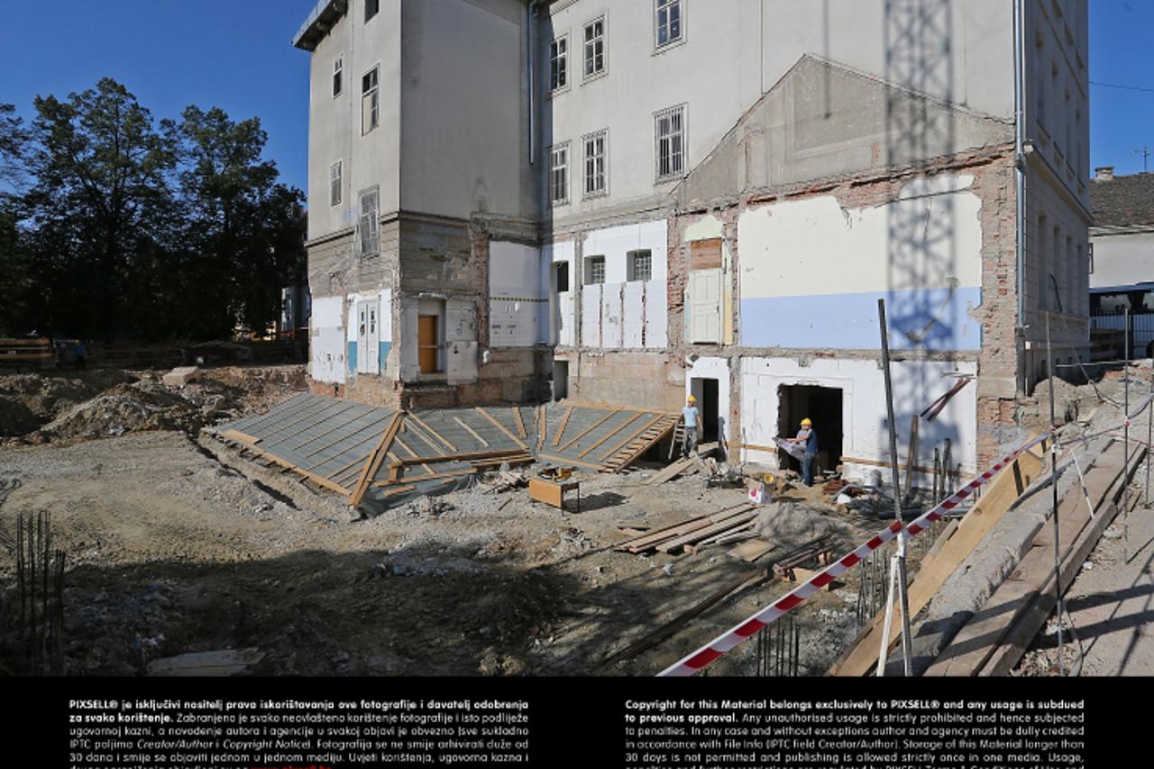 '16.08.2013., Zagreb - Gradonacelnik Milan Bandic obisao je OS Pavleka Miskine na Svetom Duhu. Zgrada OS Pavleka Miskine u losem je stanju i generalno se mora obnoviti te ce biti zatvorena za nastavu 