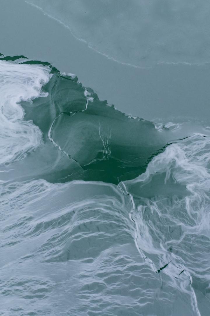 Međutim, do petka ujutro situacija se promijenila. Brzina vjetra značajno se smanjila, a temperature uz obalu pale su ispod 10 stupnjeva Celzija na nekoliko mjesta. To je konačno omogućilo da se led poveže u čvrsti sloj po cijeloj površini jezera, stvarajući prizor kakav nije viđen gotovo desetljeće.