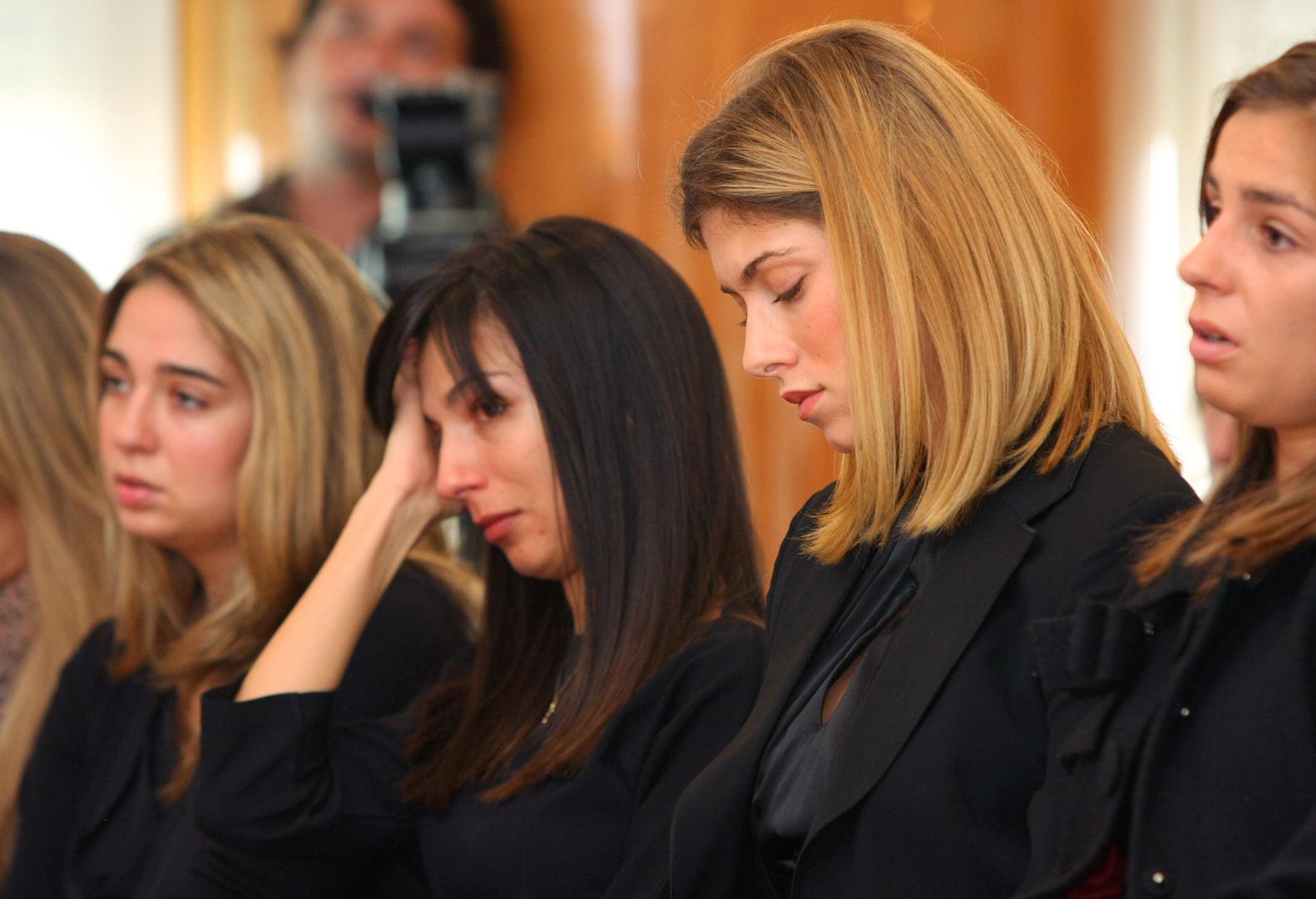 10. 10. 2008., Zagreb - Komemoracija za Ivanu Hodak, ubijenu kcer odvjetnika Zvonimira Hodaka i bivse potpredsjednice Vlade Ljerke Mintas Hodak, odrzana je u prostorijama Hrvatske odvjetnicke komore. Dvadesetsestogodisnju odvjetnicku vjezbenicu na kucnom je pragu u Hatzovoj ulici s dva hica 6. listopada oko 11 sati likvidirao jos uvijek nepoznati pocinitelj. Ivana je izdahnula majci na rukama, a njezin otac Zvonimir, odvjetnik umirovljenog generala Vladimira Zagorca, prije nekoliko dana neizravno je optuzio Hrvoja Petraca da je odgovoran za likvidaciju njegove kceri. Jelena Percin i ostale prijateljice Ivane Hodak u zlatnim stiklama. rPhoto: Tomislav Miletic/24sata