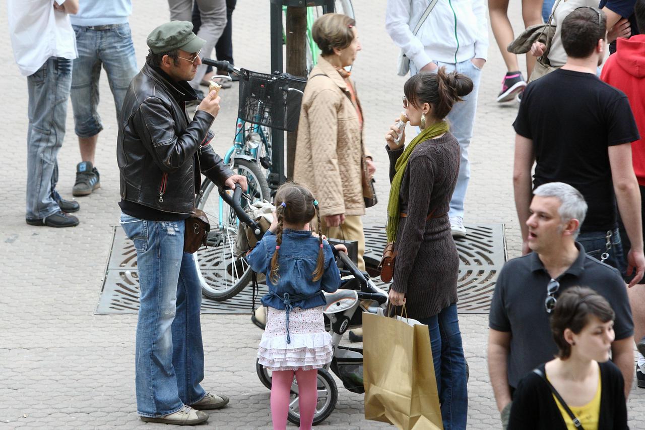 Zagreb: Sandi Cenov po?astio obitelj sladoledom