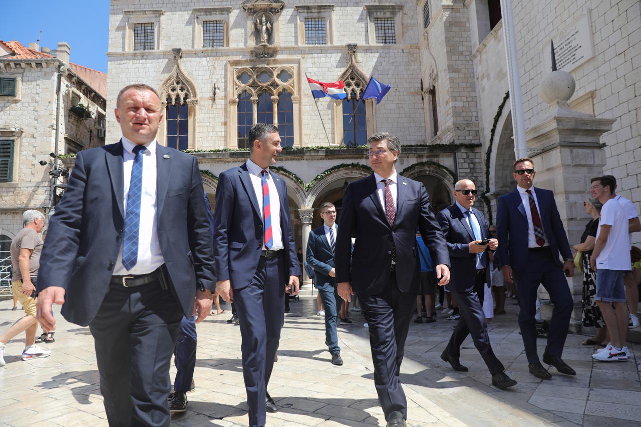 Dubrovnik: Premijer Plenković sastao se s Dobroslavićem i Frankovićem s kojima je prošetao gradom