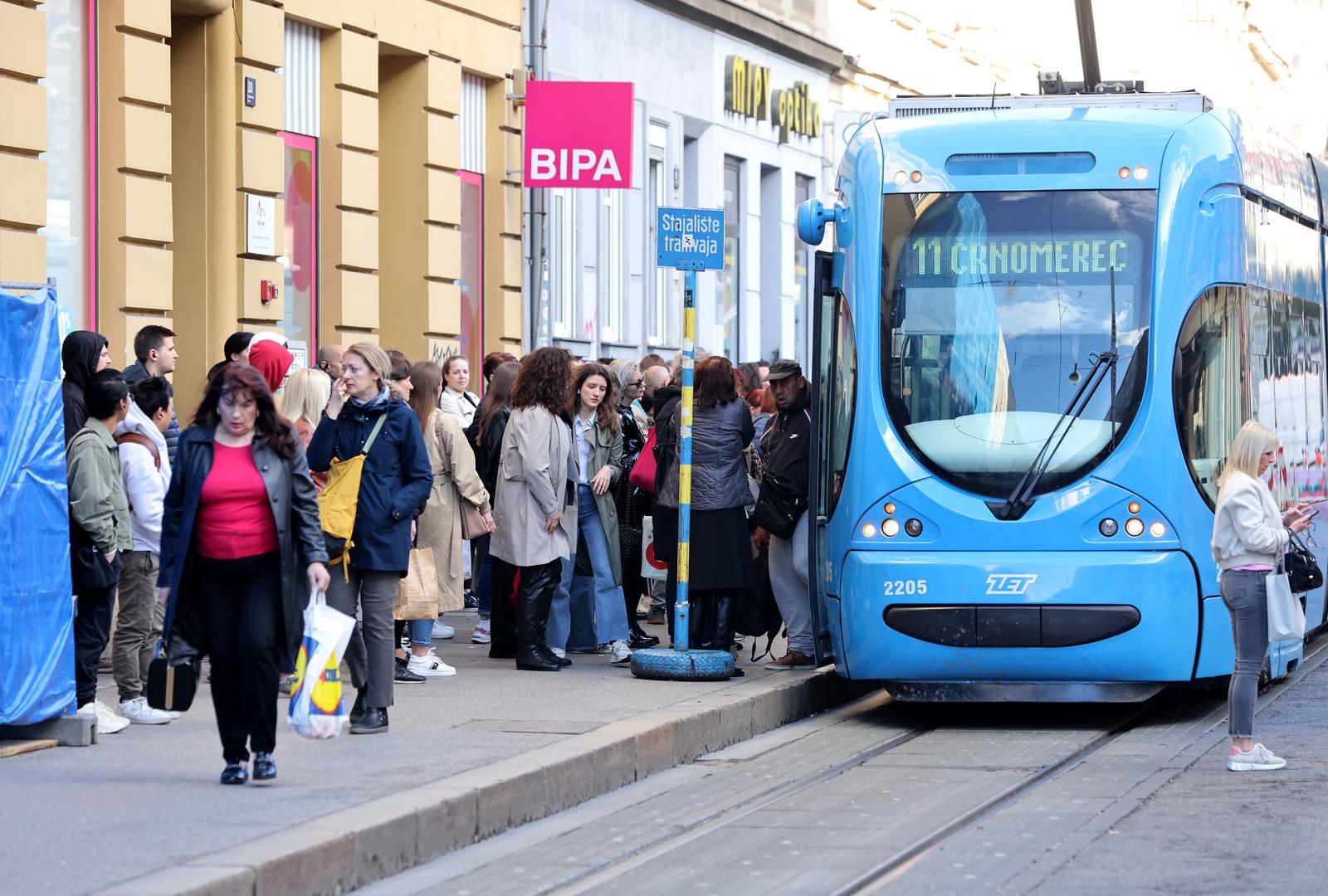 28.03.2024., Zagreb - Zbog zastoja tramvaja ZET-a broj 11 u Draskovicevoj ulici u smjeru juga stvaraju se velike guzve. Photo: Patrik Macek/PIXSELL