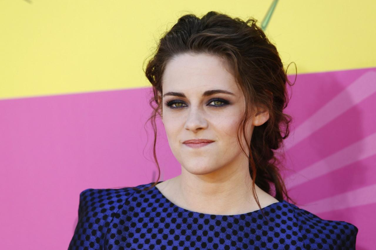 'Actress Kristen Stewart arrives at the 2013 Kids Choice Awards in Los Angeles, California March 23, 2013. REUTERS/Patrick T. Fallon   (UNITED STATES - Tags: ENTERTAINMENT)'