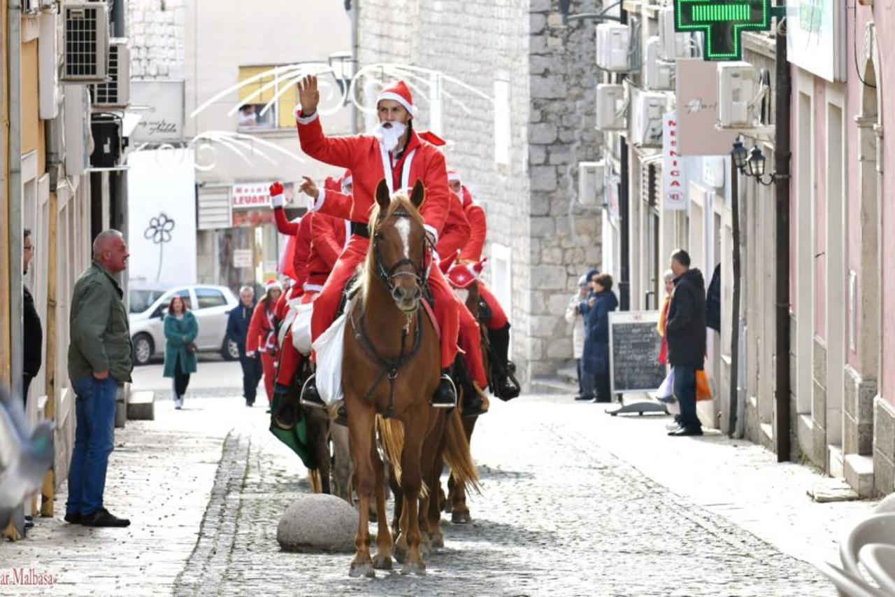 Konjička karavana djeda Božićnjaka kroz grad Sinj