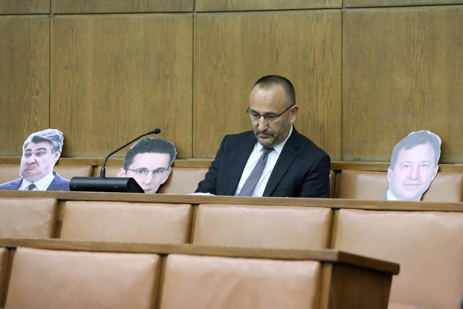 Zagreb: Hrvoje Zekanović na sjednicu Antikorupcijskog vijeća stigao sa kartonskim likovima Petrova, Panenića, Milanovića i Dobrovića