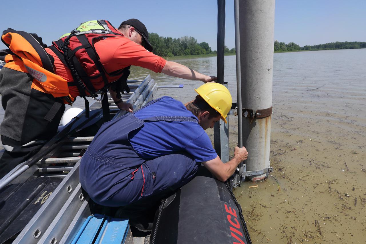 Popravljanje struje na poplaveljenim područjima