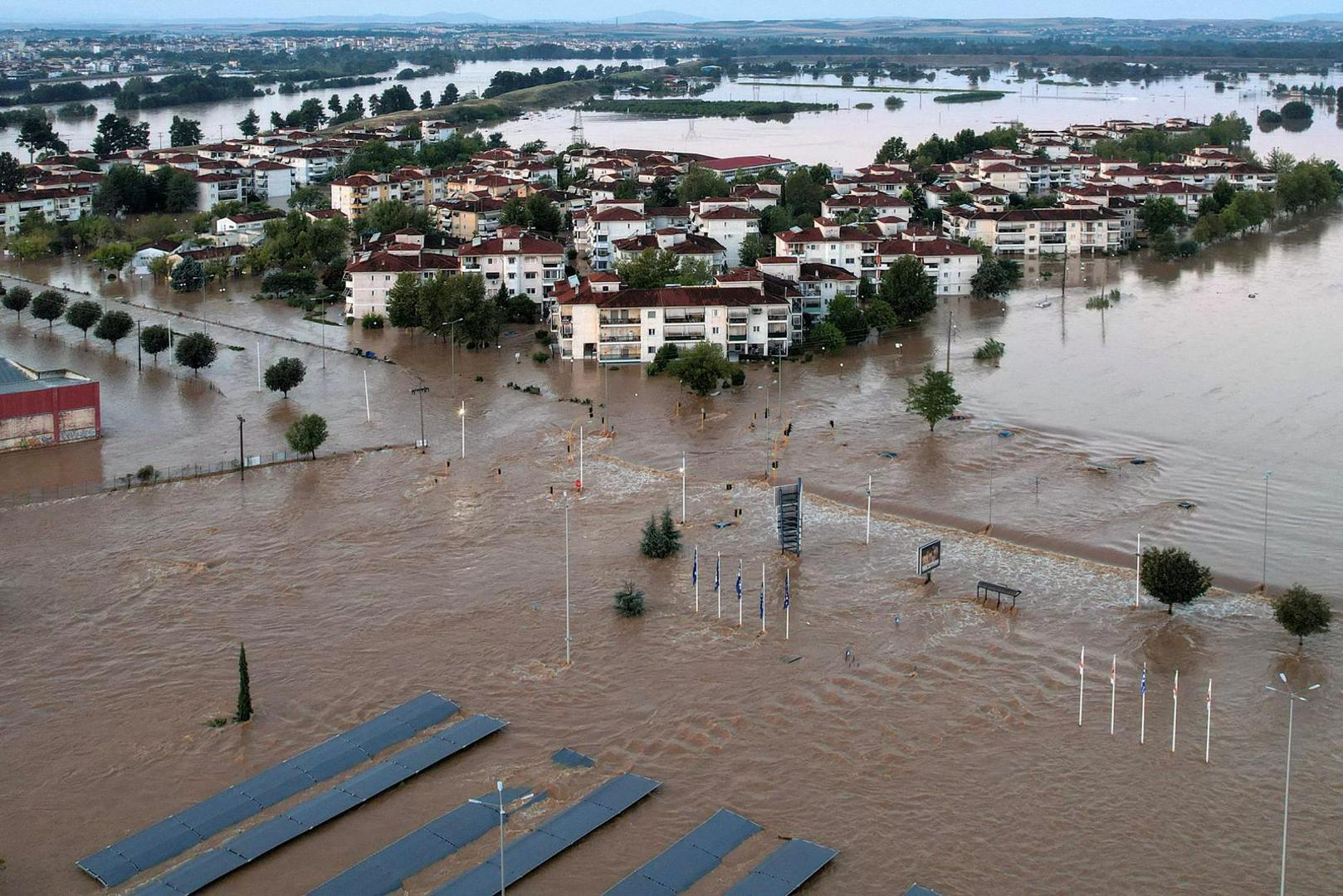 Flood waters cover an area of the suburbs of the city of Larissa, as the levels of Pineios River have risen overnight, in Larissa, Greece, September 9, 2023. REUTERS/Stamos Prousalis     TPX IMAGES OF THE DAY Photo: STAMOS PROUSALIS/REUTERS