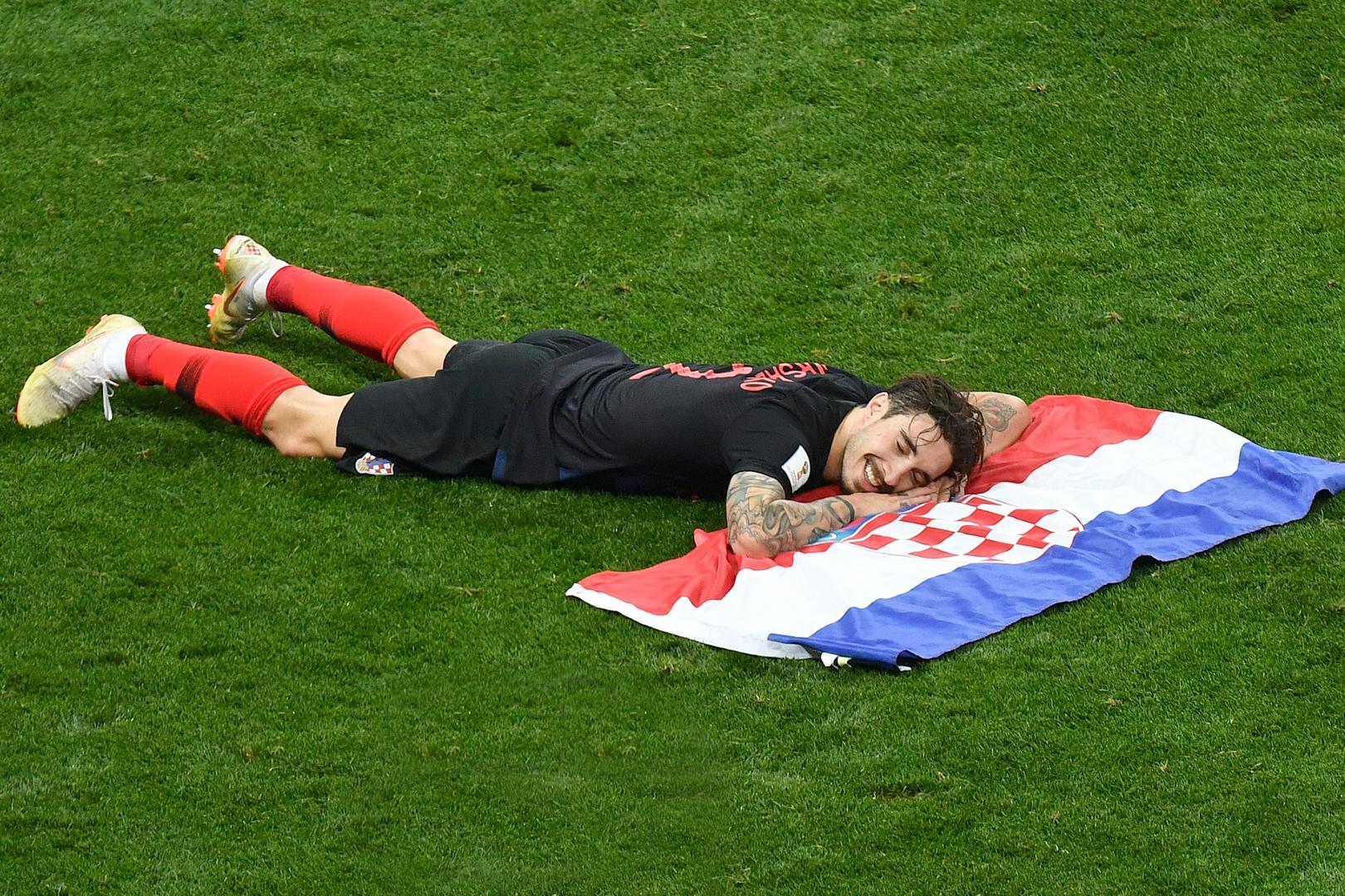 Fotografija Šime Vrsaljka kako leži pored zastave postala je kultna - vatreni su ispunili snove Hrvatima!