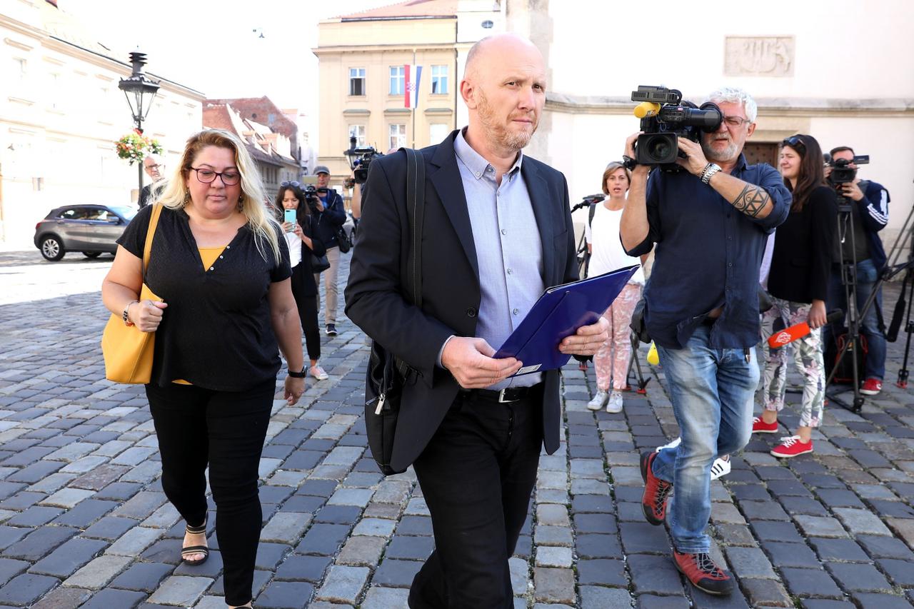 Članovi inicijative "Škola za sve" predali zahtjeve Vladi