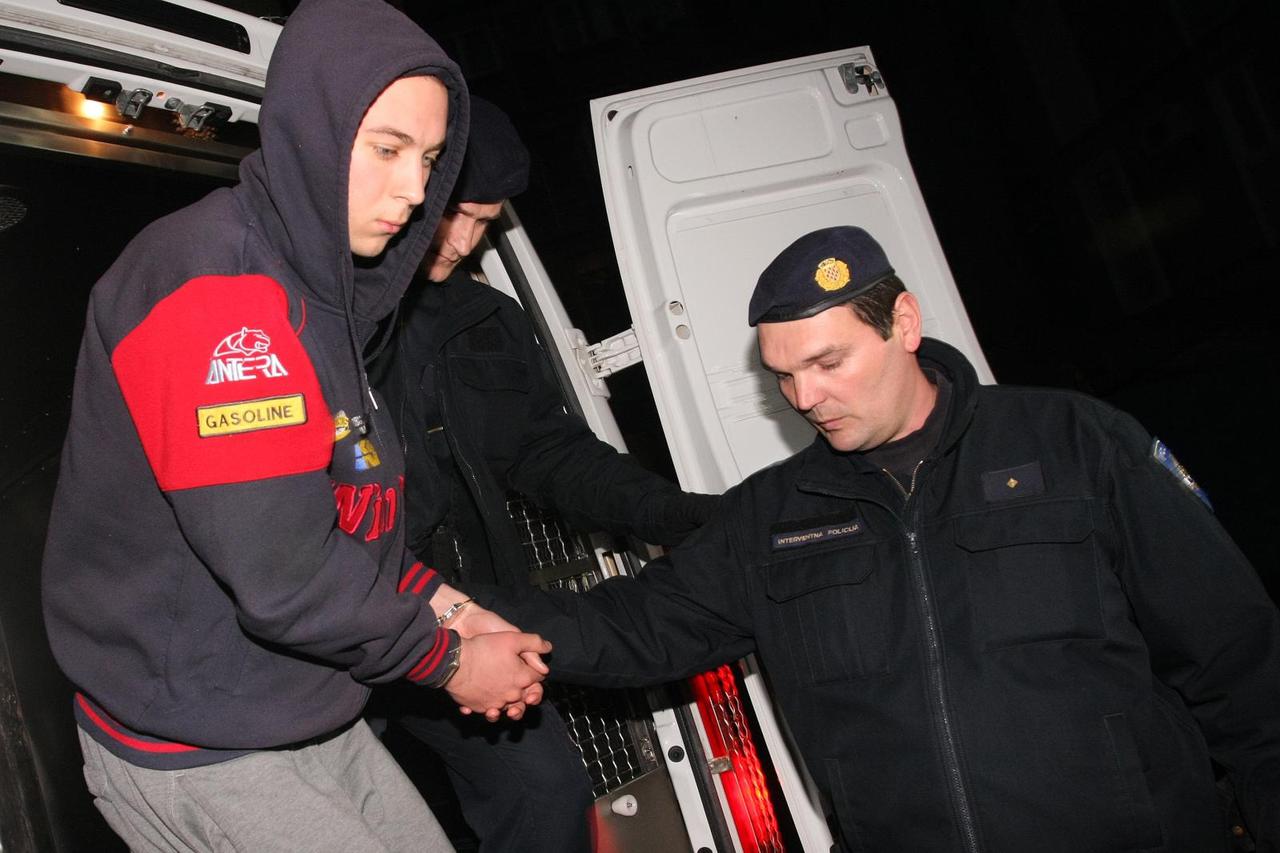 Privođenje osumnjičenog za ubojstvo mame i bake