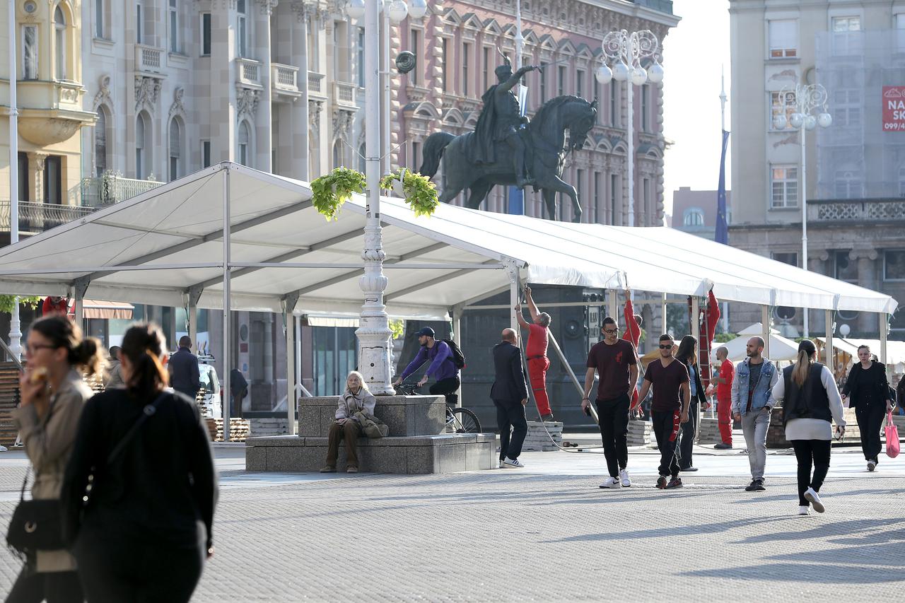 Zagreb: Postavljenje velikog šatora na glavnom Trgu za buduća događanja