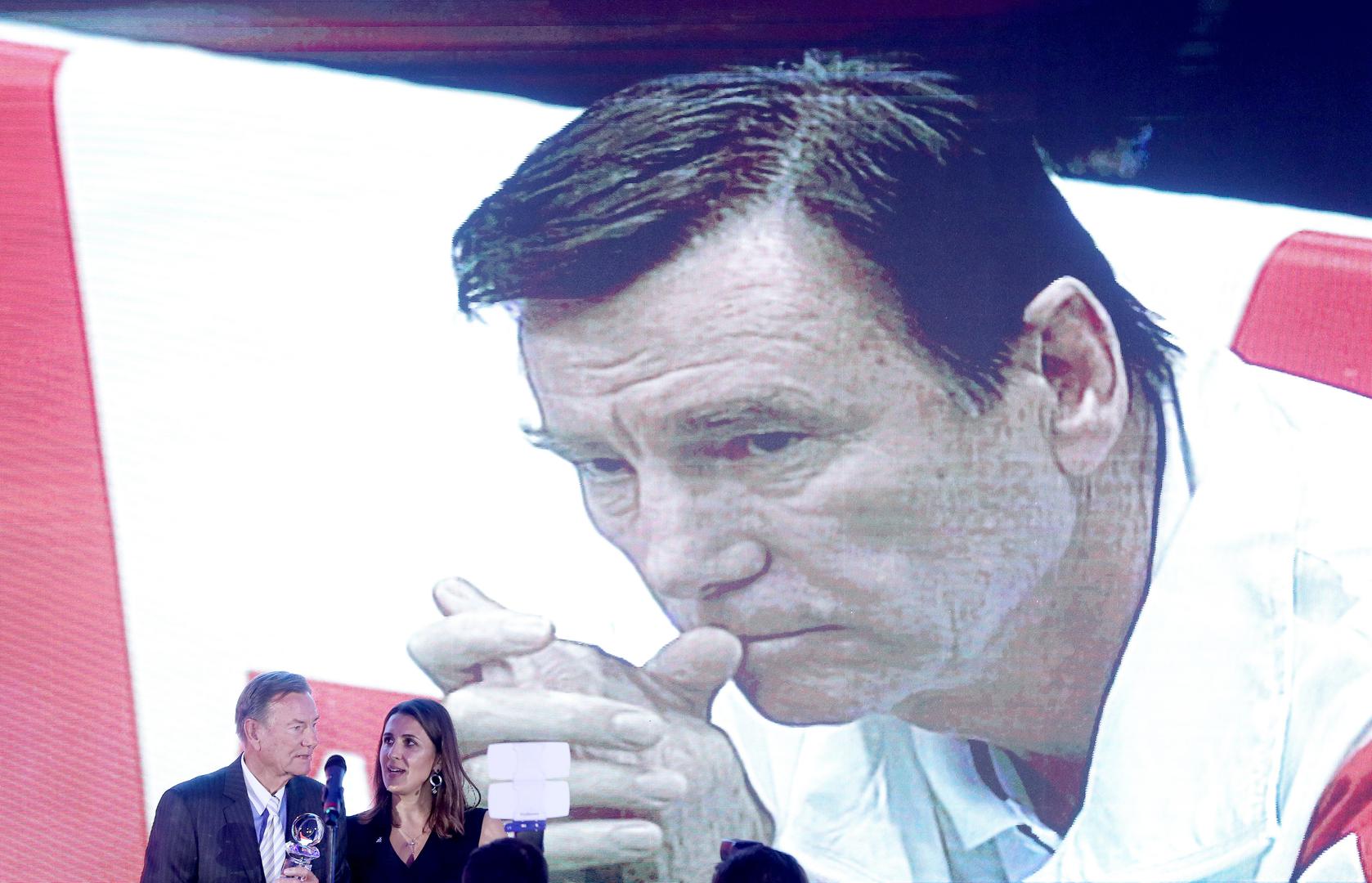 Potom je uslijedila podjela nagrada, a među njima svakako je bila ona za životno djelo.
Primio ju je Nikola Pilić, jedan od naših najboljih igrača svih vremena, no njegova igračka i trenerska karijera daleko prelaze granice hrvatskog tenisa.