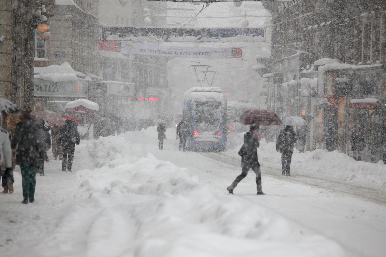 Zagreb: Zbog snijega u gradu otežan je promet