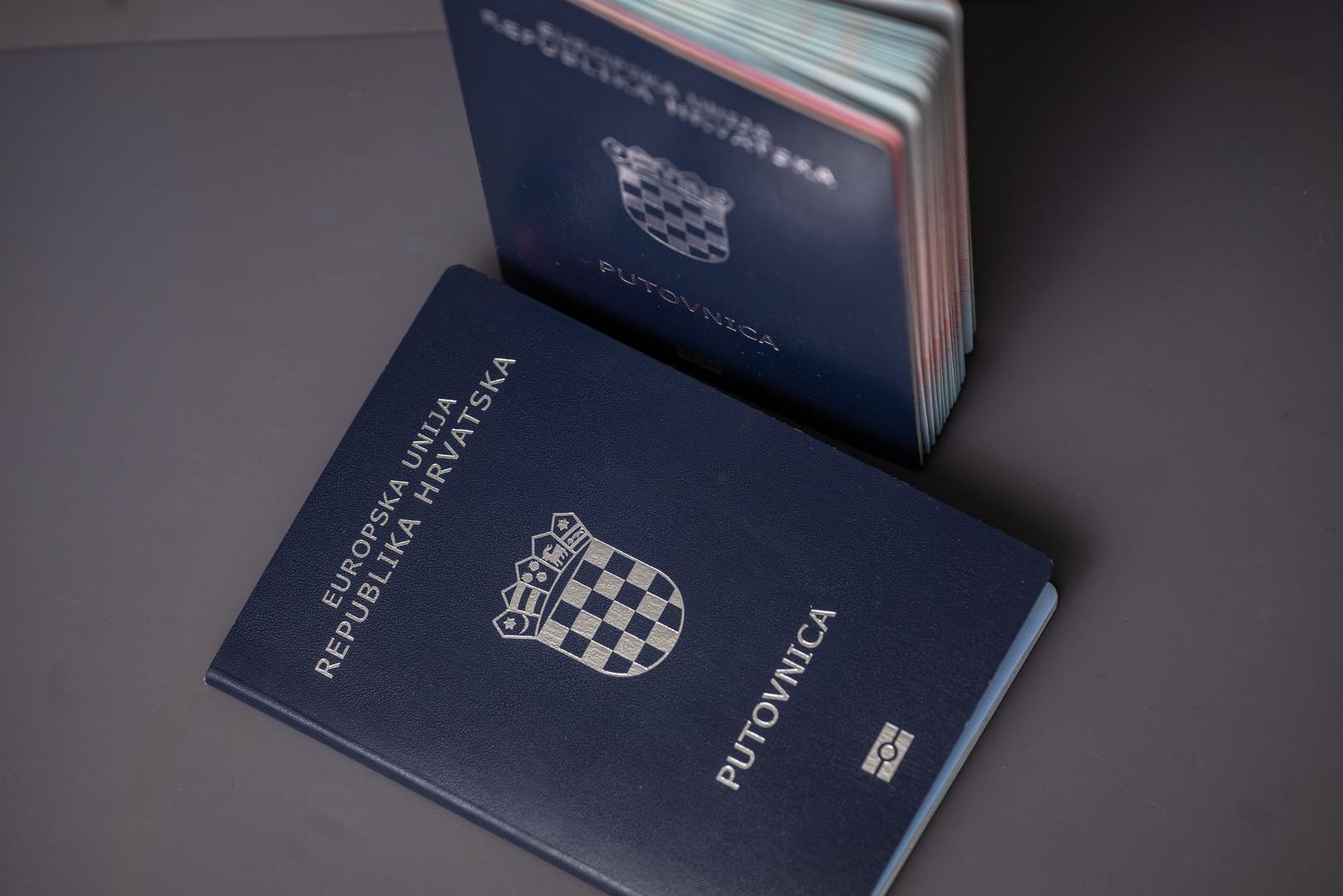 Hrvatska se također nalazi visoko na ljestvici, a hrvatski građani mogu bez vize posjetiti 181 državu svijeta. Najslabiju putovnicu ima Afganistan, čiji građani bez vize mogu putovati u samo 23 države.