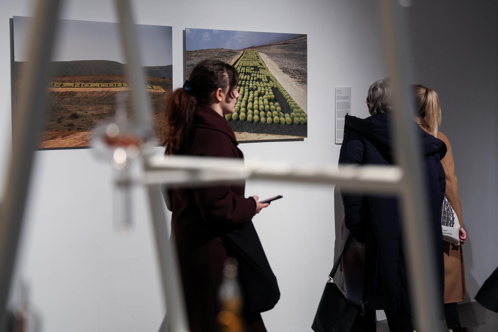 Umjetnici predstavljeni radovima iz fundusa Muzeja suvremene umjetnosti:
Aleksandar Battista Ilić, Dimitrije Bašičević Mangelos, Vladimir Dodig Trokut, Tomislav Gotovac, Grupa TOK, Ivana Keser, Julije Knifer, Ivan Kožarić, Toni Meštrović, Marijan Molnar, Antun Motika, OHO grupa, Porodica iz Šempasa, Marina Rajšić