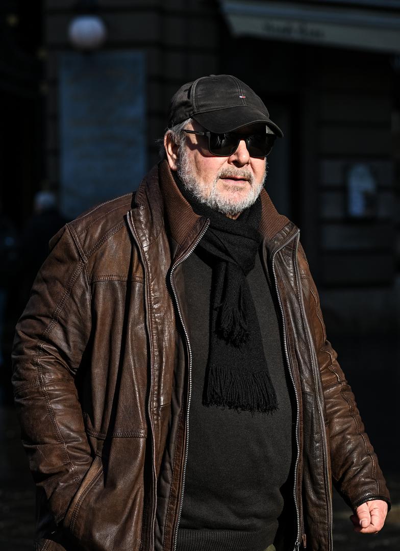 Njegov nedavni dolazak na premijeru 'Smogovaca' u kazalištu Trešnja, gdje se pojavio s novim imidžom i bradom, pokazao je da i dalje prati kazališnu scenu i podržava nove generacije glumaca.