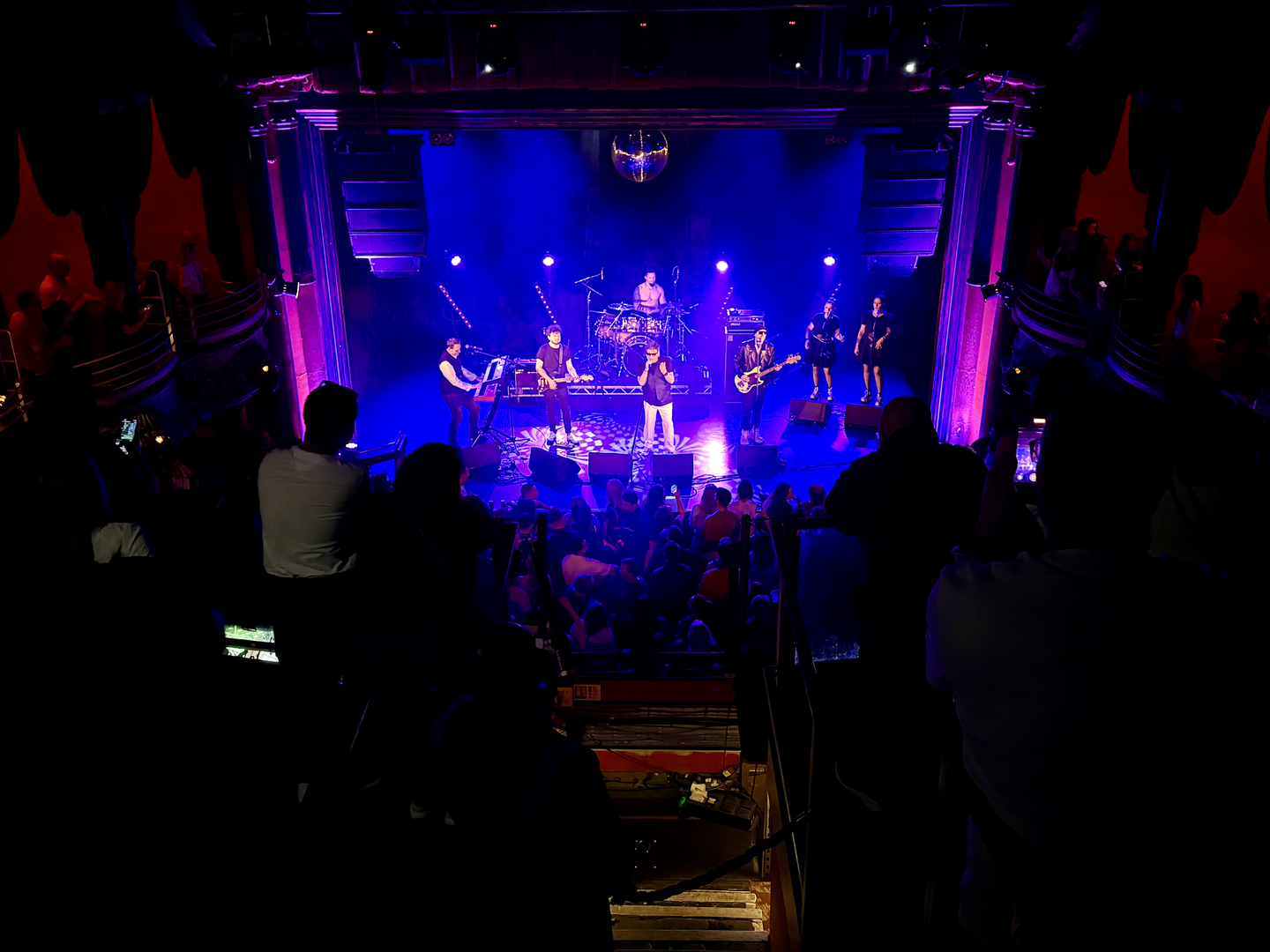 Atmosfera u dvorani bila je ispunjena emocijama i energijom, a oduševljeni obožavatelji nagradili su bend dugotrajnim ovacijama. Na njihov poziv, bend se vratio na bis, pruživši publici još nekoliko dragocjenih trenutaka za pamćenje.