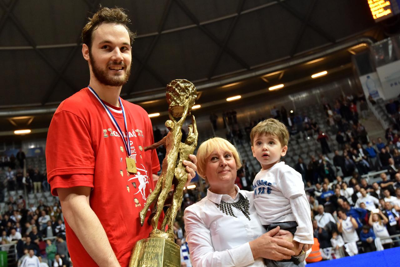 18.02.2016., Zadar - KK Cedevita pobjednik je kosarkaskog kupa Krese Cosica. Pehar pobjednicima urucila je Ljerka Cosic.  Photo: Dino Stanin/PIXSELL