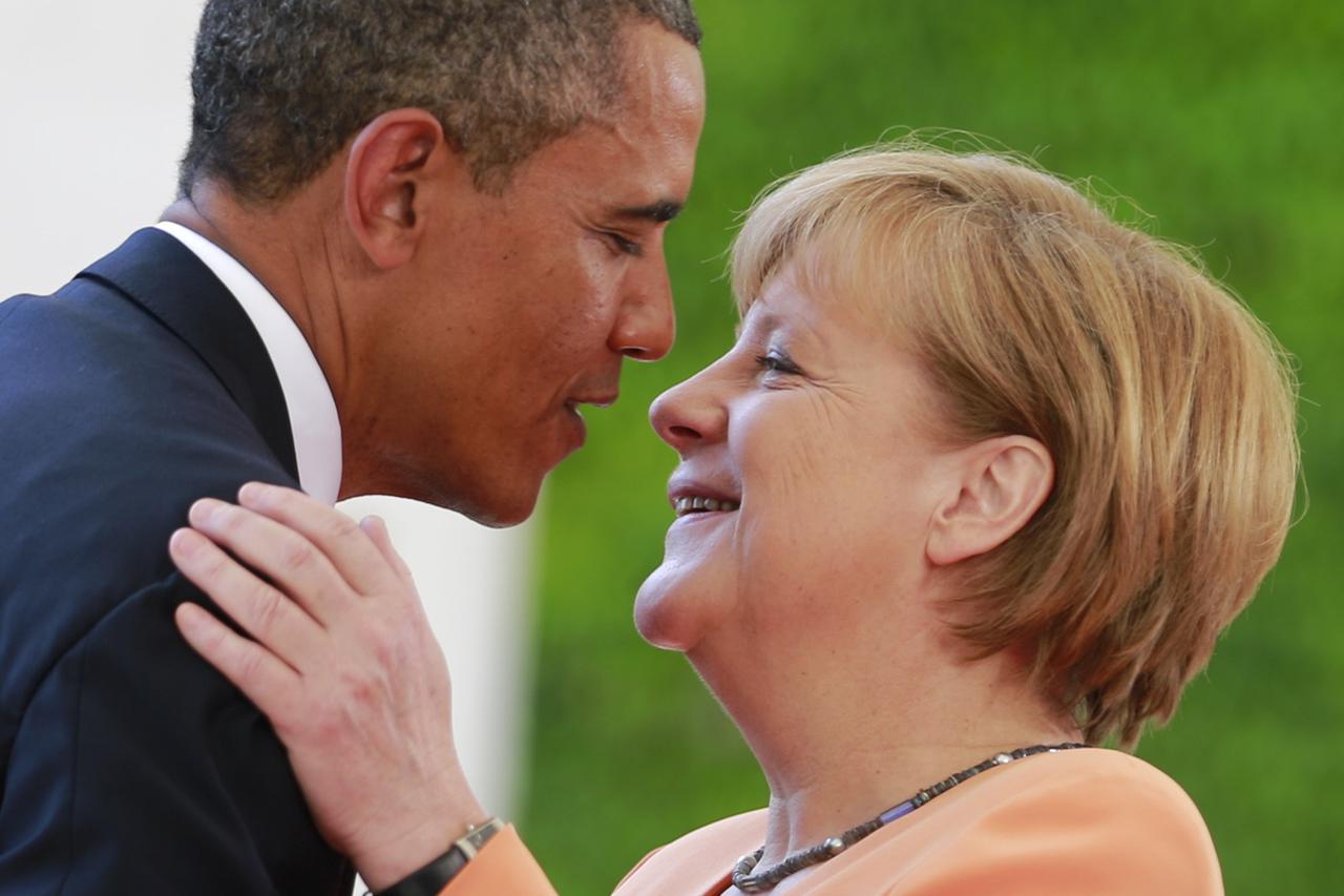 obama i merkel se ljube
