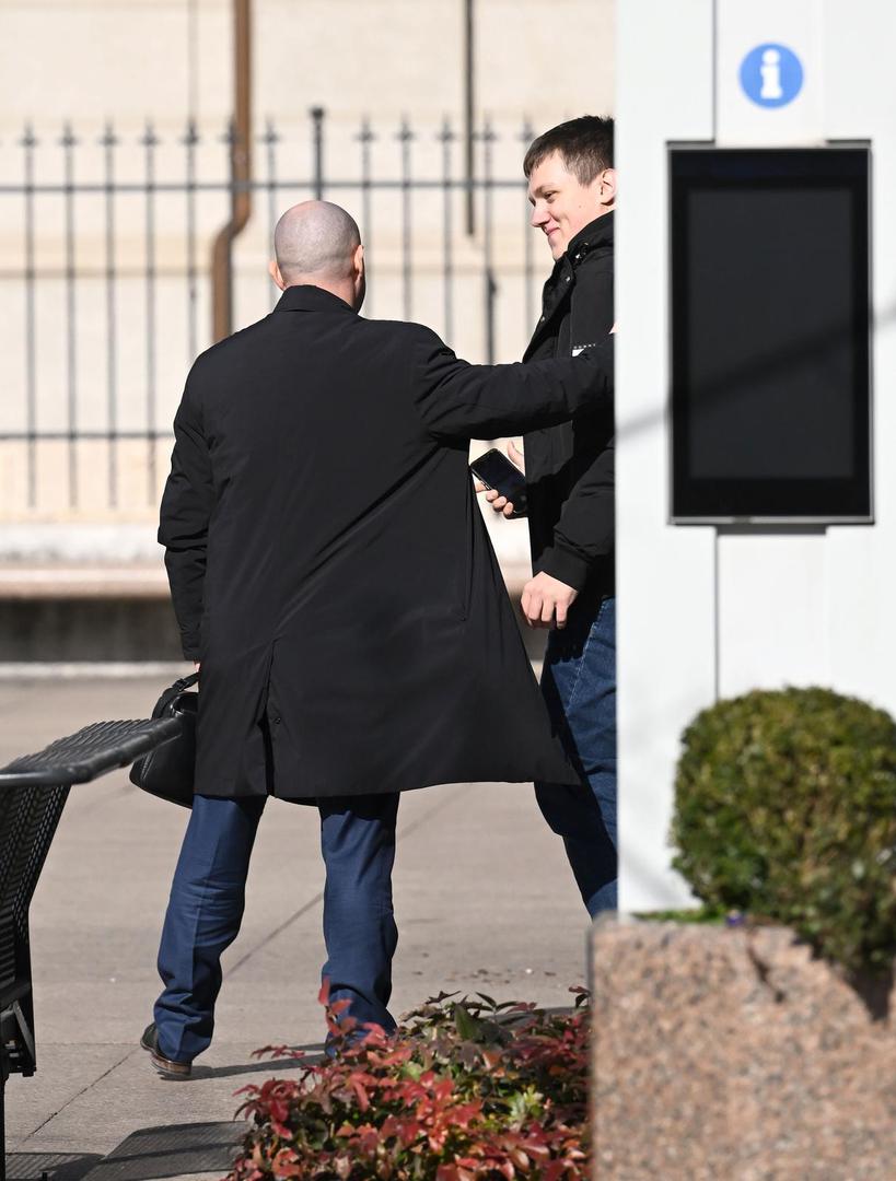 Vladajuća koalicija pod velikim je pritiskom nakon što Hrebak, također član vladajuće koalicije, najavio napuštanje iste ako se Andrej Plenković ne suprotstavi navodnom "ustašluku" u vlastitim redovima