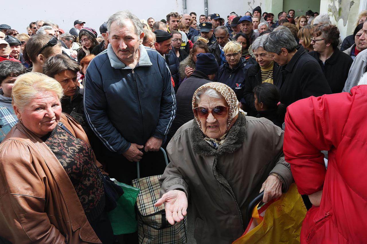 02.04.2015., Osijek - Prilikom podjele besplatnih paketa hrane socijalno ugrozenim osobama nastala je velika guzva ispred socijalne samposluge te su djelatnici udruge, koja vodi samoposlugu, pozvali policiju kako ne bi doslo do nereda.  Photo: Marko Mrkon