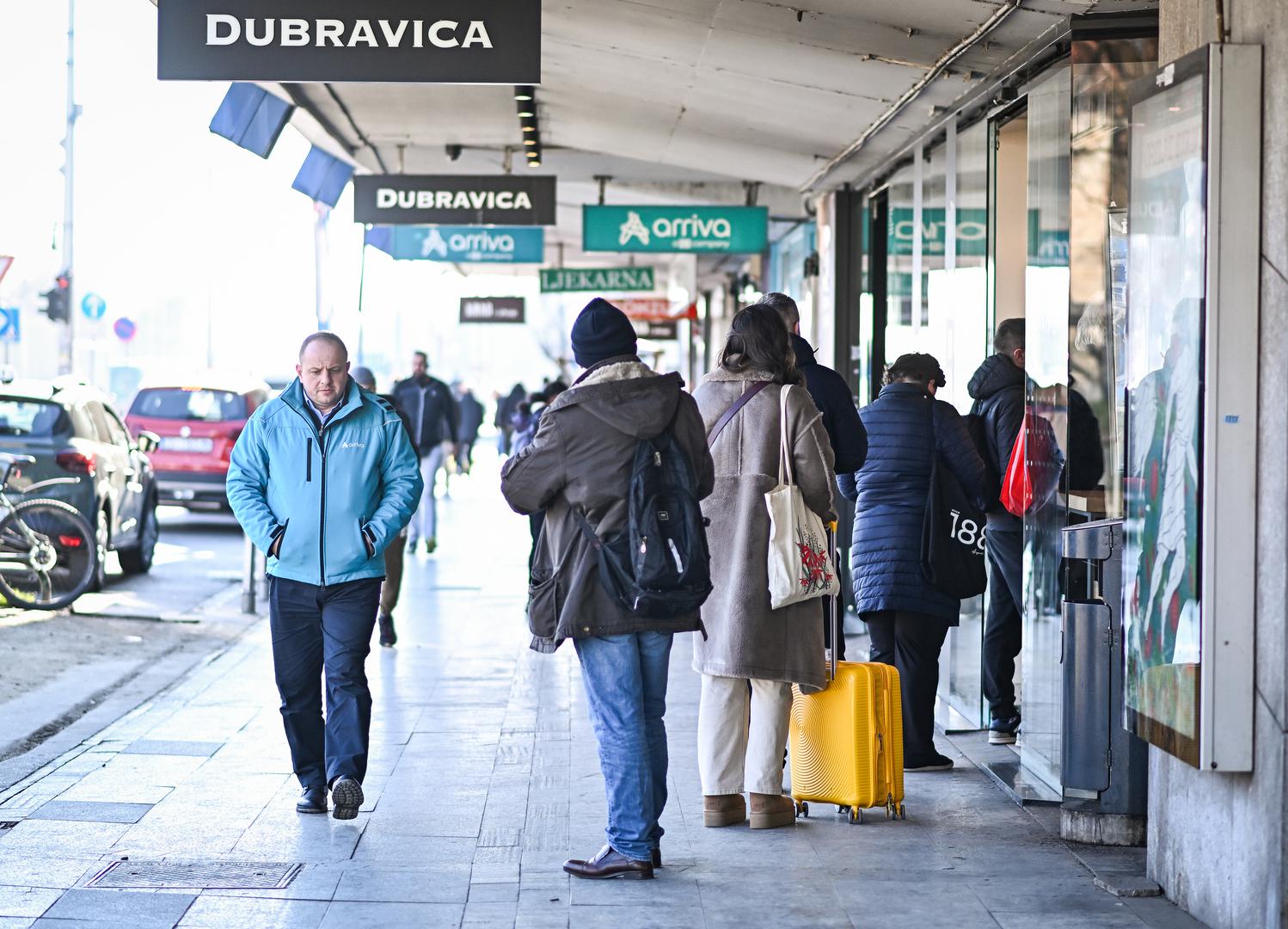 Jedna od njih je i ova, pekarnica Dubravica koja radi na zagrebačkom Autobusnom kolovdvoru, kao što ove nedjelje radi i Konzum na kolodvoru do 15 sati.