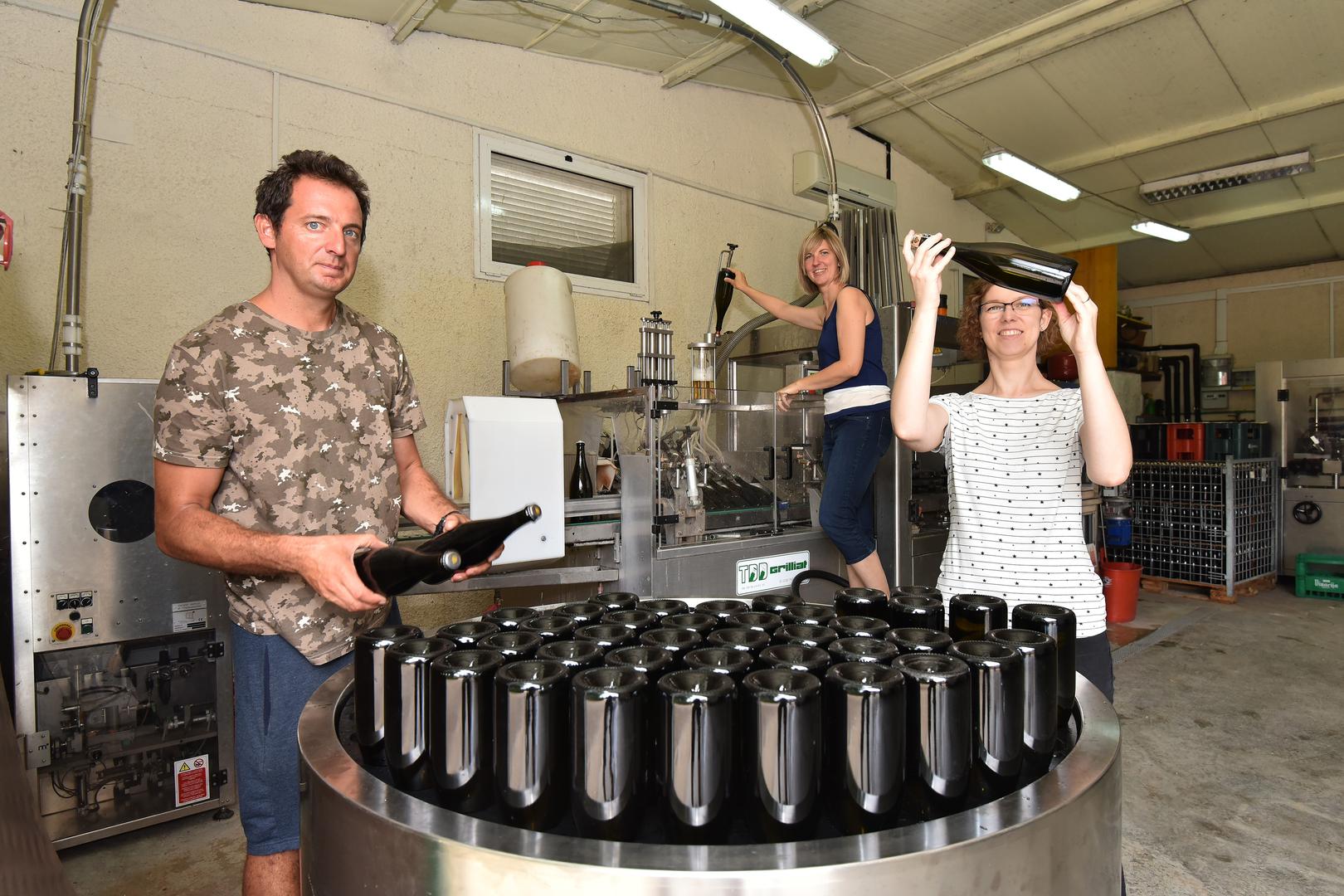 Jedina su vinarija u Hrvatskoj koja ima stroj za okretanje boca, a on u devet dana odradi posao za koji čovjeku treba 45 dana