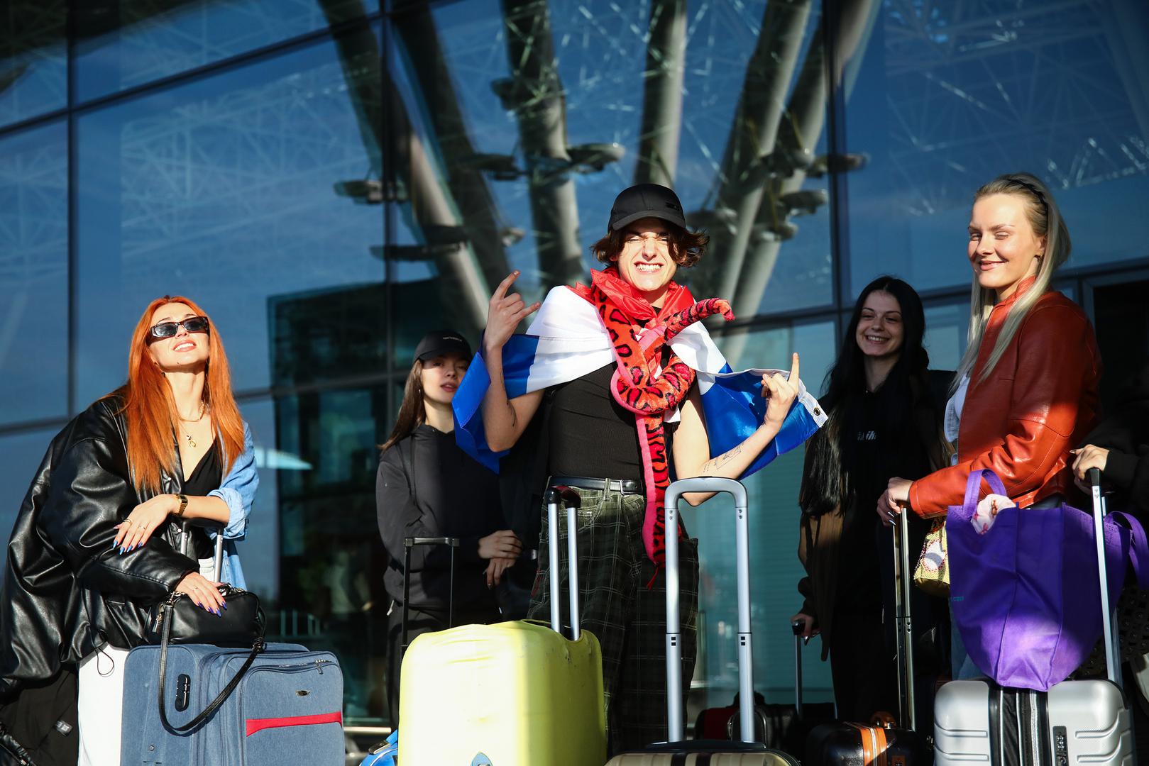 - Pozdrav svima, polijećemo uskoro za Basel, gdje nas čekaju, ja se nadam dvije fenomenalne večeri u kojima ćemo nastupiti s našom pjesmom. U prvoj polufinalnoj večeri smo pod rednim brojem 14.  Podržite nas i idemo što jače do finala. - rekao je Marko u zračnoj luci Franjo Tuđman prije polaska za Švicarsku.