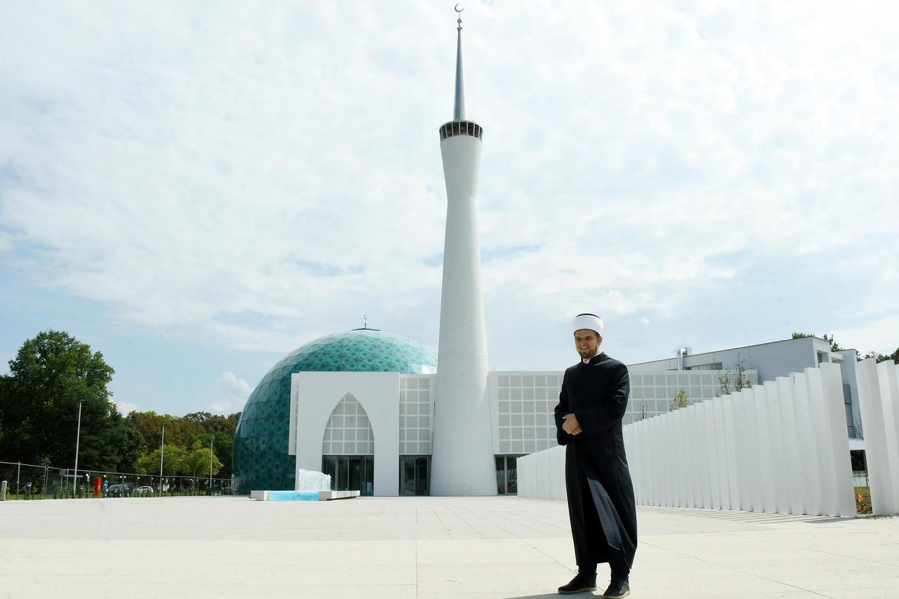 Sisački imam Alem efendija Crnkić ispred Islamskog kulturnog centra