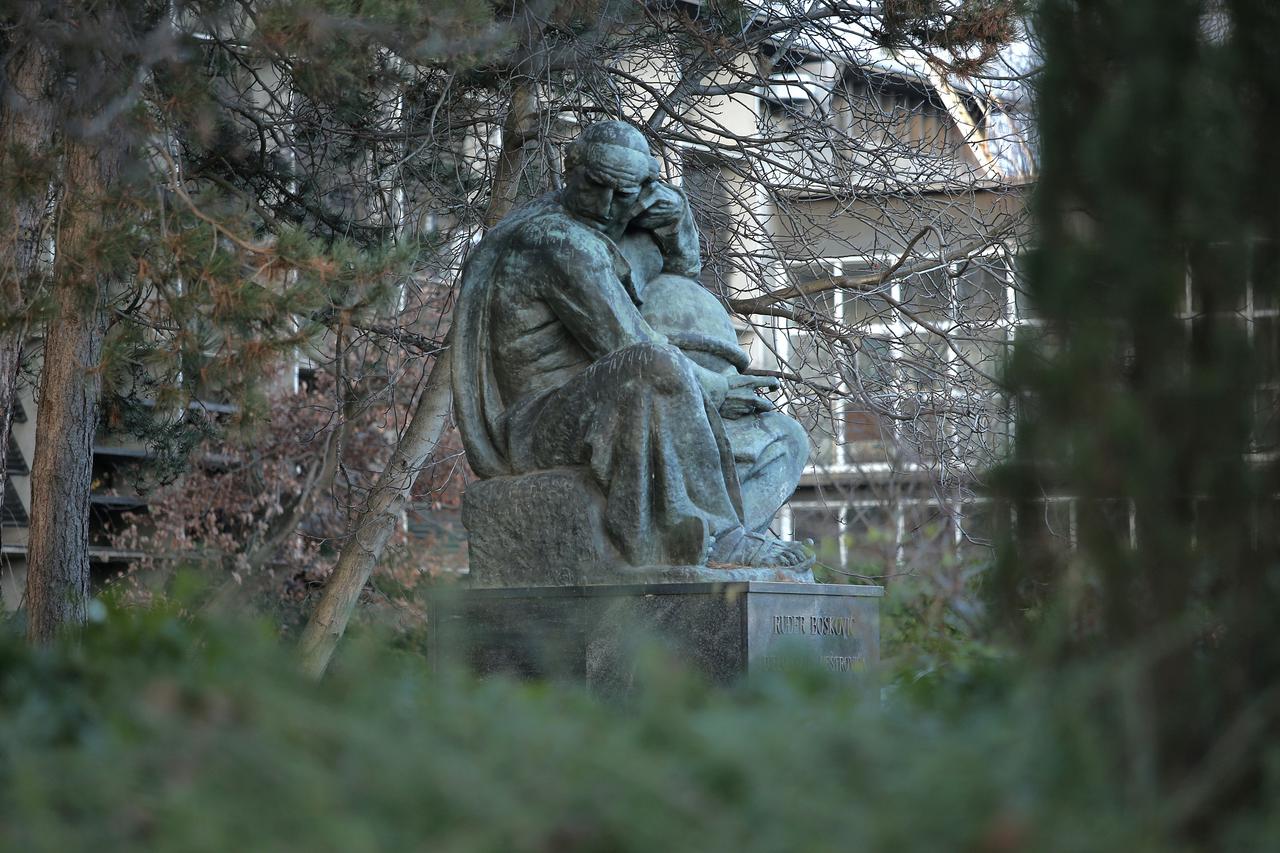 Zagreb - Spomenik Rudjeru Boskovicu autora kipara Ivana Mestrovica nalazi se unutar instituta Rudjer Boskovic. Photo: Sanjin Strukic/PIXSELL