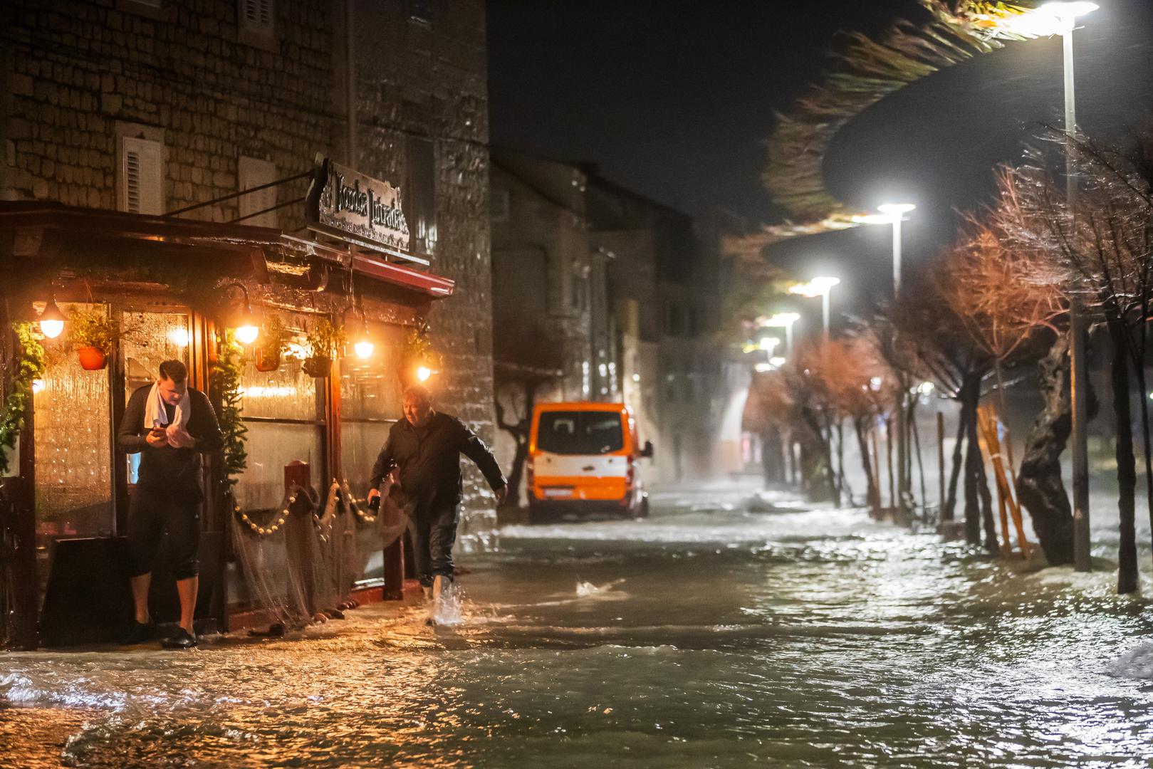 Vremenska prognoza Kaštelanima ne ide na ruku jer se očekuje da će olujno jugo svoju snagu "pokazivati" sve do ponoći, nakon čega bi se trebalo smiriti.

