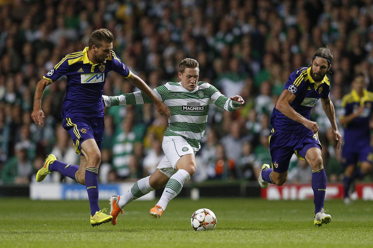 NK Maribor's Zeljko Filipovic (L) and Marko Suler (R) challenge Celtic's Kris Commons during their Champions League soccer match in Celtic Park Stadium, Glasgow, Scotland August 26, 2014.  REUTERS/Russell Cheyne (BRITAIN - Tags: SPORT SOCCER)