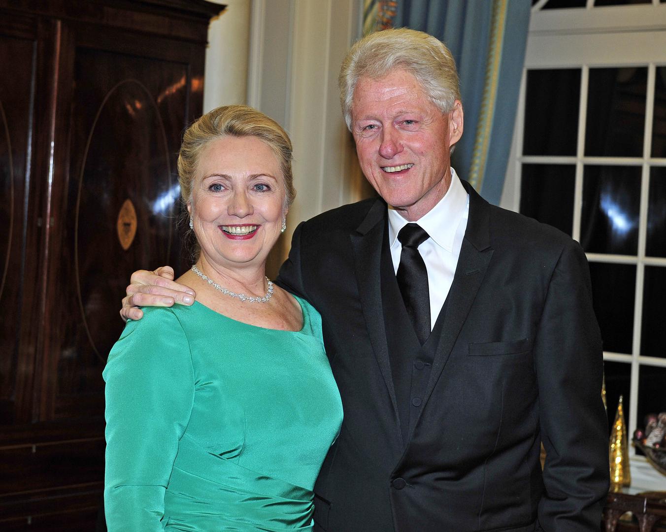 Jedan je od najpoznatijih seks-skandala je onaj bivšeg američkog predsjednika Billa Clintona. Od 1995. do 1997. imao je aferu s pripravnicom u Bijeloj kući Monicom Lewinsky. Aferu je priznao, a Hillary je unatoč javnom poniženju stala uz svoga supruga. 