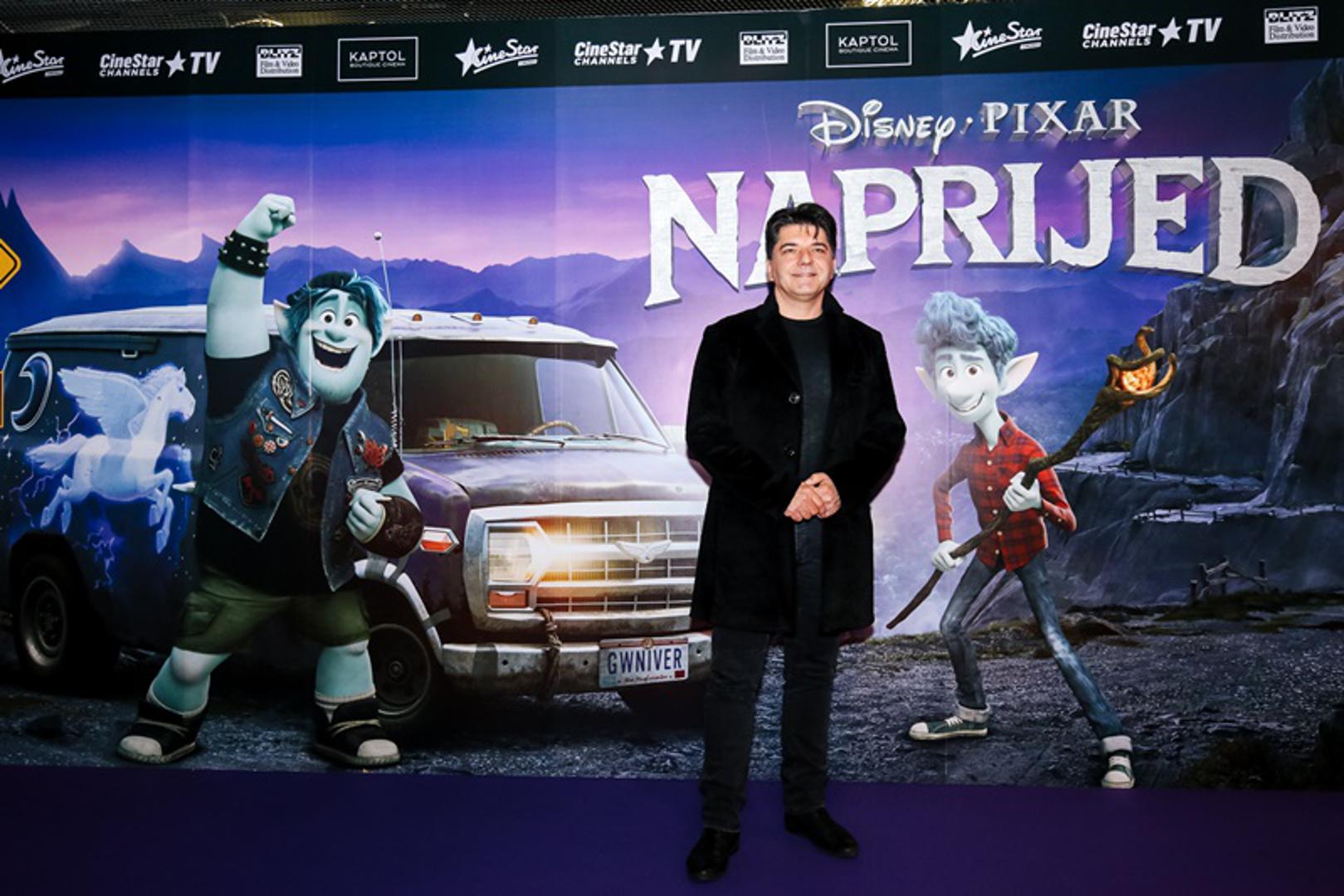 'Naprijed' ('Onward') je neobična, uvrnuta priča o magiji zvanoj obitelj. Radnja je smještena u predgrađu izmišljenog svijeta u kojem žive neobični plavi vilenjaci, trolovi i duhovi, a jednorozi kopaju po kantama za smeće kao rakuni.