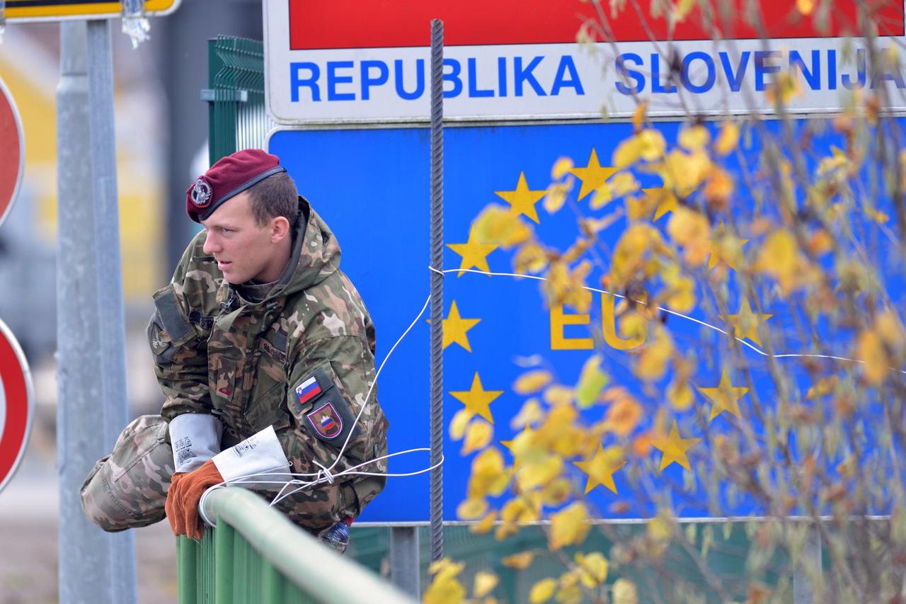 Postavljanje bodljikave žice na graničnom prijelazu uz Sutlu