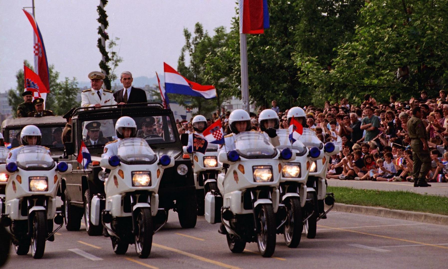 29.05.1995., Zagreb, Jarun - Mimohod Oruzanih snaga Republike Hrvatske u povodu svecanog obiljezavanja Dana drzavnosti odrzan je pred brojnim gradjanima na zagrebackom jezeru Jarun. Mimohodu je prisustvovao i vrhovni zapovjednik OS, predsjednik dr. Franjo Tudjman u drustvu ministra obrane Gojka Suska. Photo: Sinisa Hancic/PIXSELL