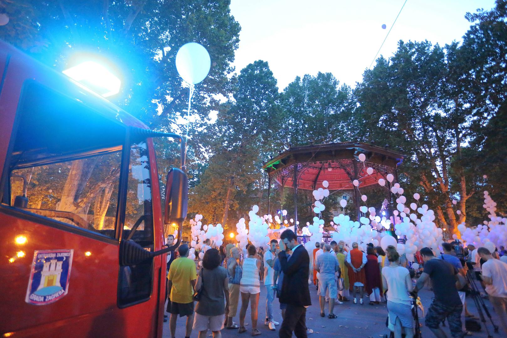 Na Zrinjevcu se okupio veliki broj građana, a nebo je bilo puno balona.