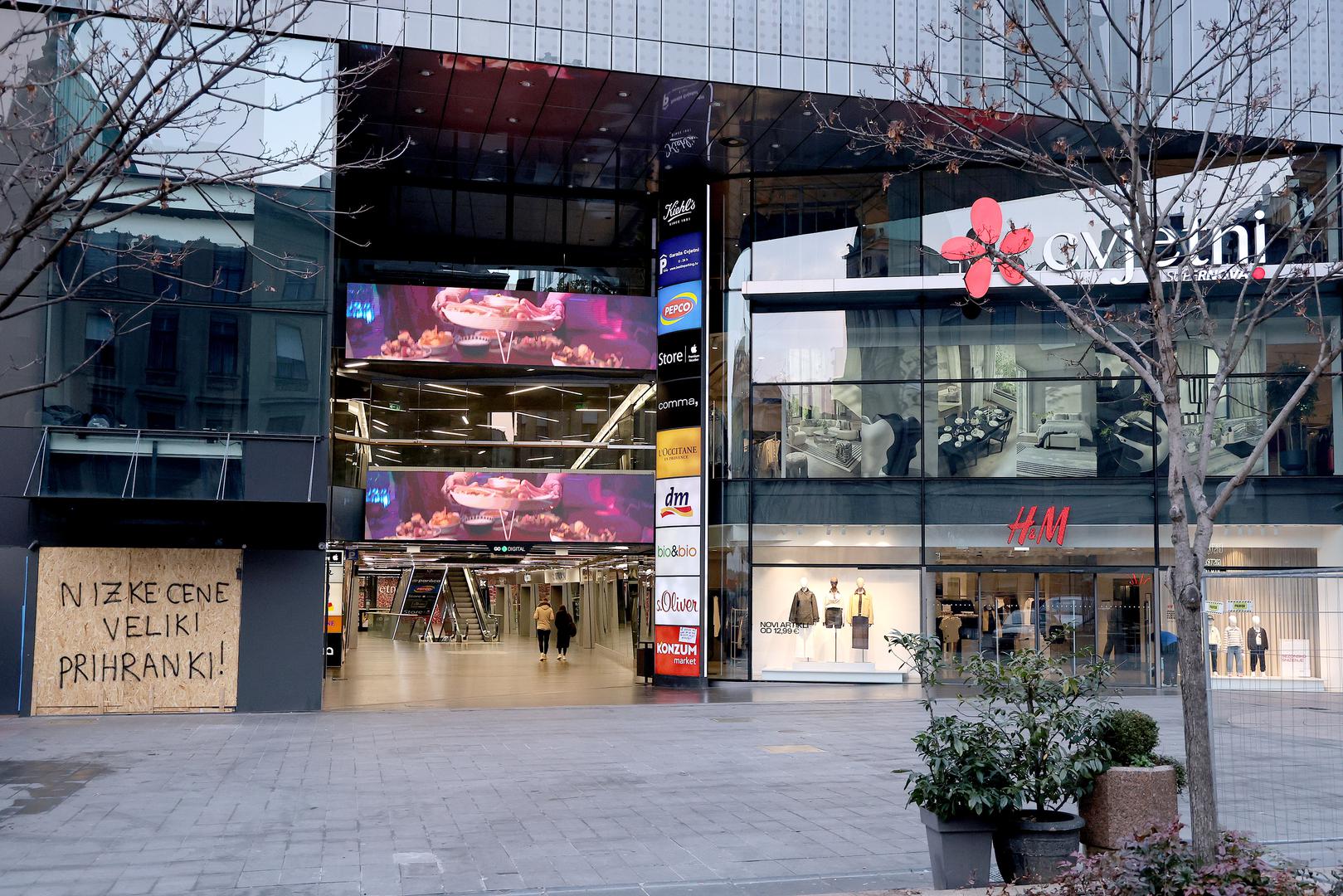 ''Živite skromno danas, za par mjeseci nećete imati izbora!'', ''Ne vjerujte kad kažu da ne može drugačije, može!!'', piše na plakatima. 