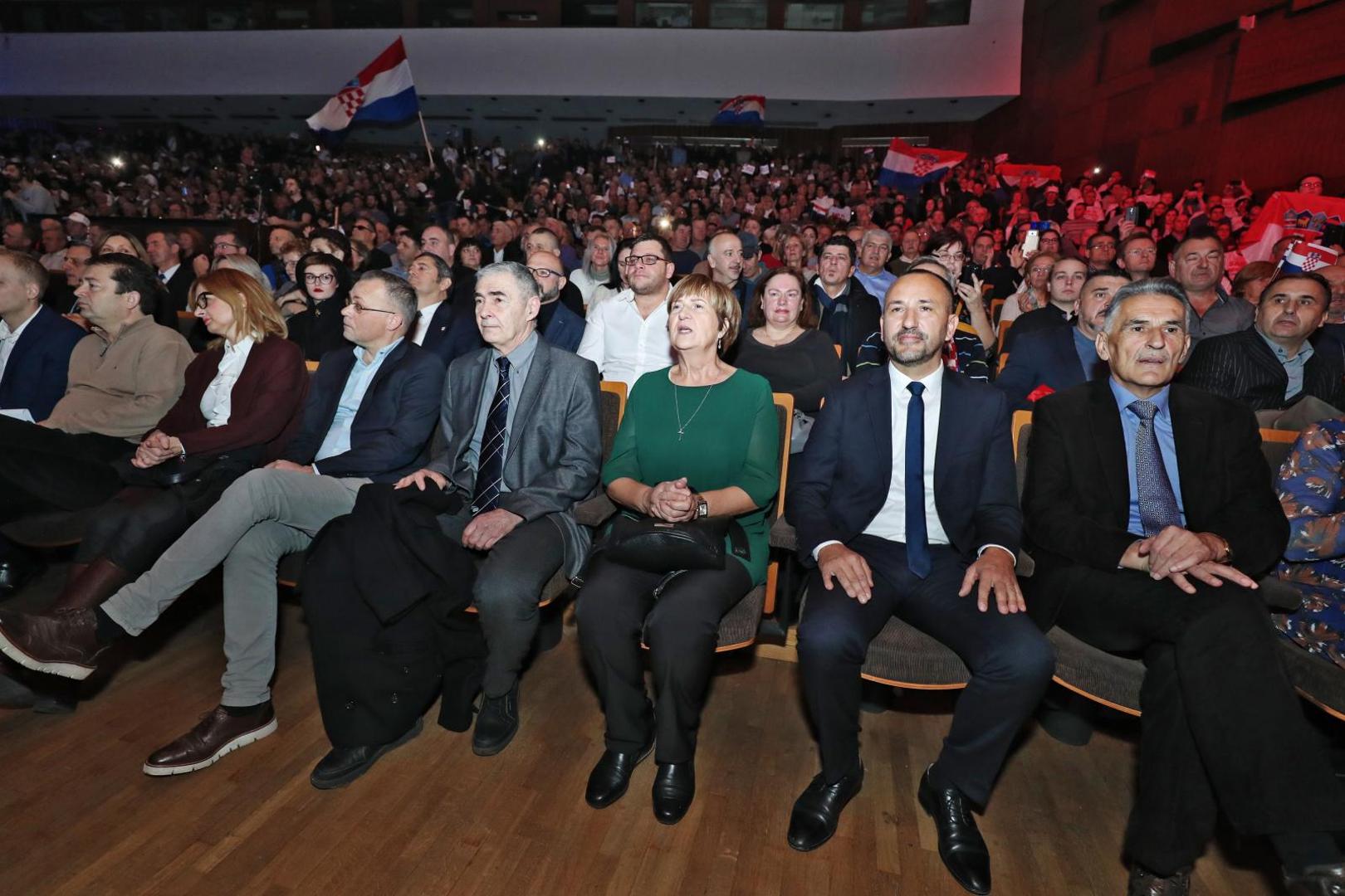 Među poznatim licima s desnice u Lisinskom bili su i Zlatko Hasanbegović, Ruža Tomašić, Hrvoje Zekanović, Pero Kovačević... U publici je bila i Bruna Esih