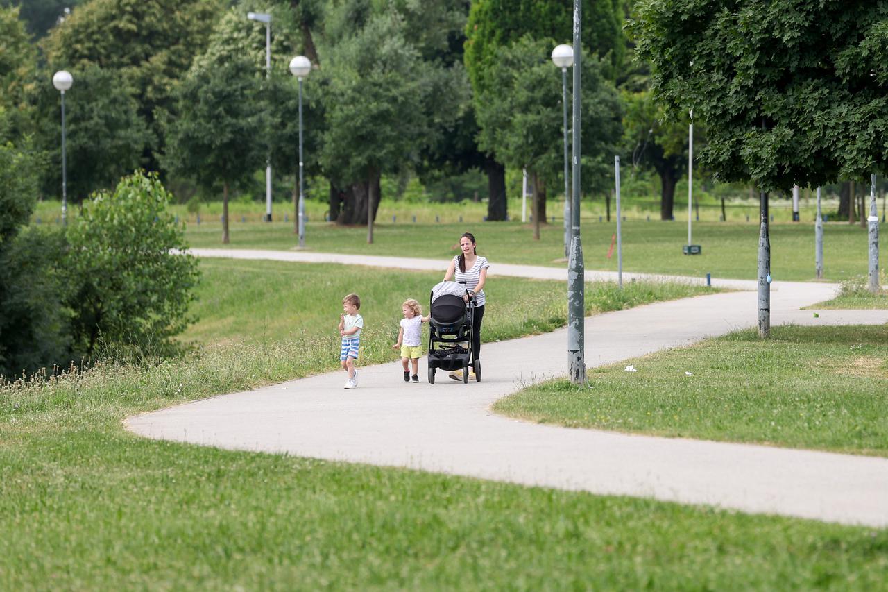 Zagreb: Tek rijetki građani spas od vrućina potražili na Jarunu