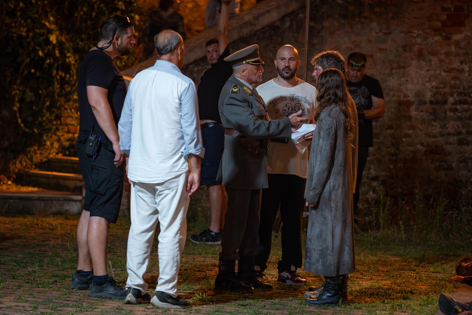 - Preko sudbine obitelji Gubina može se vidjeti kako je sve počelo jer je to univerzalna priča i metafora o onome što se 1990-tih događalo na teritoriju Hrvatske. Bitan dio cijelog filma bit će na glumcima i zato smo se odlučili na jednu sjajnu ekipu britanskih i američkih glumaca uz nekolicinu i hrvatskih glumaca - kazao je Sedlar. 