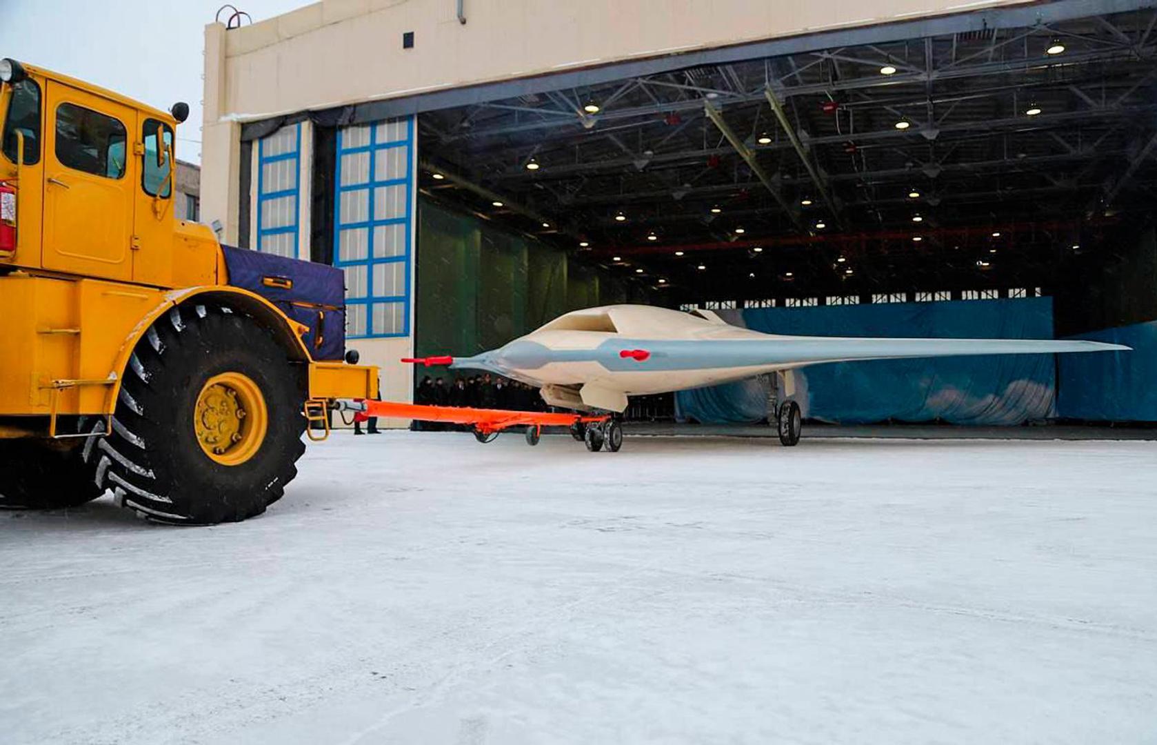 6. S-70 Okhotnik (Rusija): Namijenjen je dubokim udarima i izviđanju, a ima domet oko 6000 kilometara. Može nositi naoružanje unutar trupa.