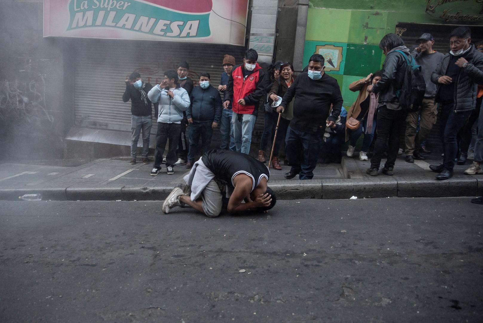 "Prestanite uništavati, prestanite osiromašivati ​​našu zemlju, prestanite ponižavati našu vojsku", rekao je okružen vojnicima, inzistirajući na tome da akciju koja je poduzeta podržava javnost. 