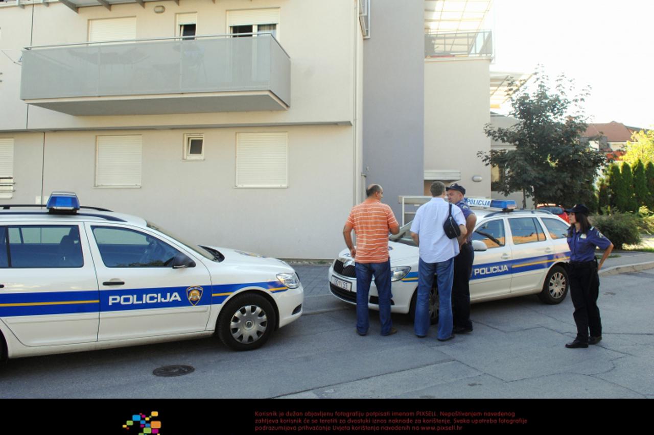 \'10.09.2011., Zagreb - Osmomjesecno dijete obitelji Kovacic iz naselja Trokut palo je iz sjedalice preko balkonske ograde na plocnik. Policija vrsi ocevid. Photo: Davor Visnjic/PIXSELL\'
